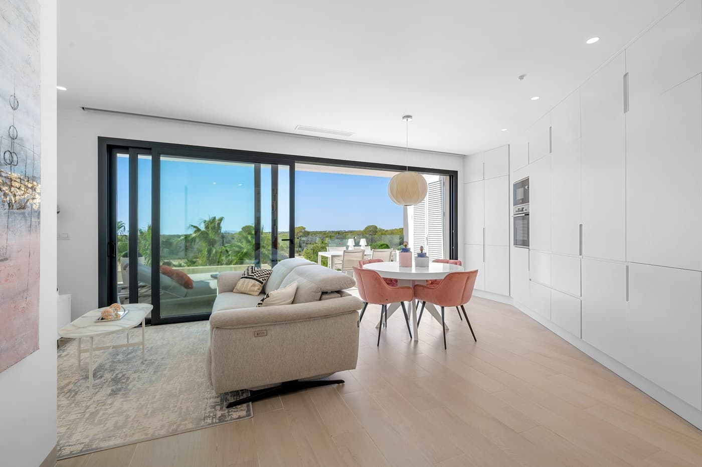 Oppdag denne fantastiske leiligheten som ligger i utkanten av det anerkjente og prisbelønte Las Colinas Golf Resort. Innflyttingsklar med en gang: fullt møblert og utstyrt med høykvalitets Bosch-apparater, kjøkkenutstyr, stilfull innredning og til og med sengetøy. Hjemmet har en elegant, moderne stil med et åpent kjøkken som kan lukkes helt og forsvinne sømløst – en unik detalj du må se selv.Den lyse stuen bades i naturlig lys takket være gulv-til-tak skyvedører, som skaper en perfekt forbindelse mellom inne- og uteliv. Gå ut på den 20 m² store sørvendte terrassen og nyt endeløs sol og fantastisk utsikt over den omkringliggende naturparken. Med ingen bygging foran, er disse panoramautsiktene dine for alltid.Leiligheten tilbyr to romslige dobbeltrom, inkludert en hovedsuite med eget bad og innebygde garderober. Tenk deg å våkne opp til en vidstrakt utsikt over resortet rett fra sengen. Alle vinduer er utstyrt med elektriske persienner og gardiner, slik at du kan kontrollere sollyset og fortsatt nyte utsikten. Begge badene er i topp stand, med gulvvarme for ekstra komfort på kjølige vinterdager og moderne innredning.Ytterligere høydepunkter:Stor privat parkeringsplass i kjellerenTo romslige boderDirekte adkomst til inngangsdøren via heisFelles svømmebassengTilgang til WOW Beach by Las Colinas strandklubb i Dehesa CampoamorÅ bo på Las Colinas Golf Resort gir eksklusiv tilgang til førsteklasses fasiliteter: et luksuriøst klubbhus med panoramautsikt, et velværesenter, tennisbaner og tre restauranter med både internasjonalt og lokalt kjøkken. Enten du er ute etter en permanent bolig, en smart investering eller et privat fristed for solrike dager, tilbyr denne leiligheten den perfekte kombinasjonen av luksus, komfort og eksklusivitet i et av Spanias mest ettertraktede resorts.