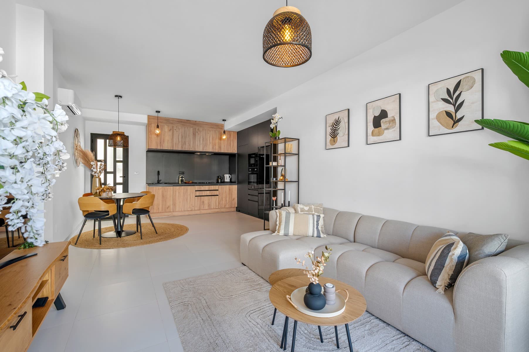 Oppdag denne fantastiske leiligheten i det rolige Saoco boligområdet i San Miguel de Salinas. Flytt inn med en gang eller sikre deg en smart investering. Eiendommen leveres fullt møblert, utstyrt med kvalitetsapparater og elegant innredning. Hjemmet har et moderne, stilrent design med åpen kjøkkenløsning og en lys, romslig stue som åpner direkte ut til en stor terrasse med utsikt over fellesbassenget. På baksiden finnes et privat uteområde med mange muligheter.<br />Leiligheten har to romslige soverom, hvorav ett er en hovedsuite med eget bad og innebygde garderober. Alle rommene har persienner, gardiner og takvifter for maksimal komfort. Begge badene er i perfekt stand, med moderne armaturer og overflater.<br />San Miguel de Salinas er en livlig by rik på historie, med mye å utforske – fra fascinerende grotter til golfanlegg i verdensklasse bare minutter unna. Enten du søker avslapning eller eventyr, finner du det her.