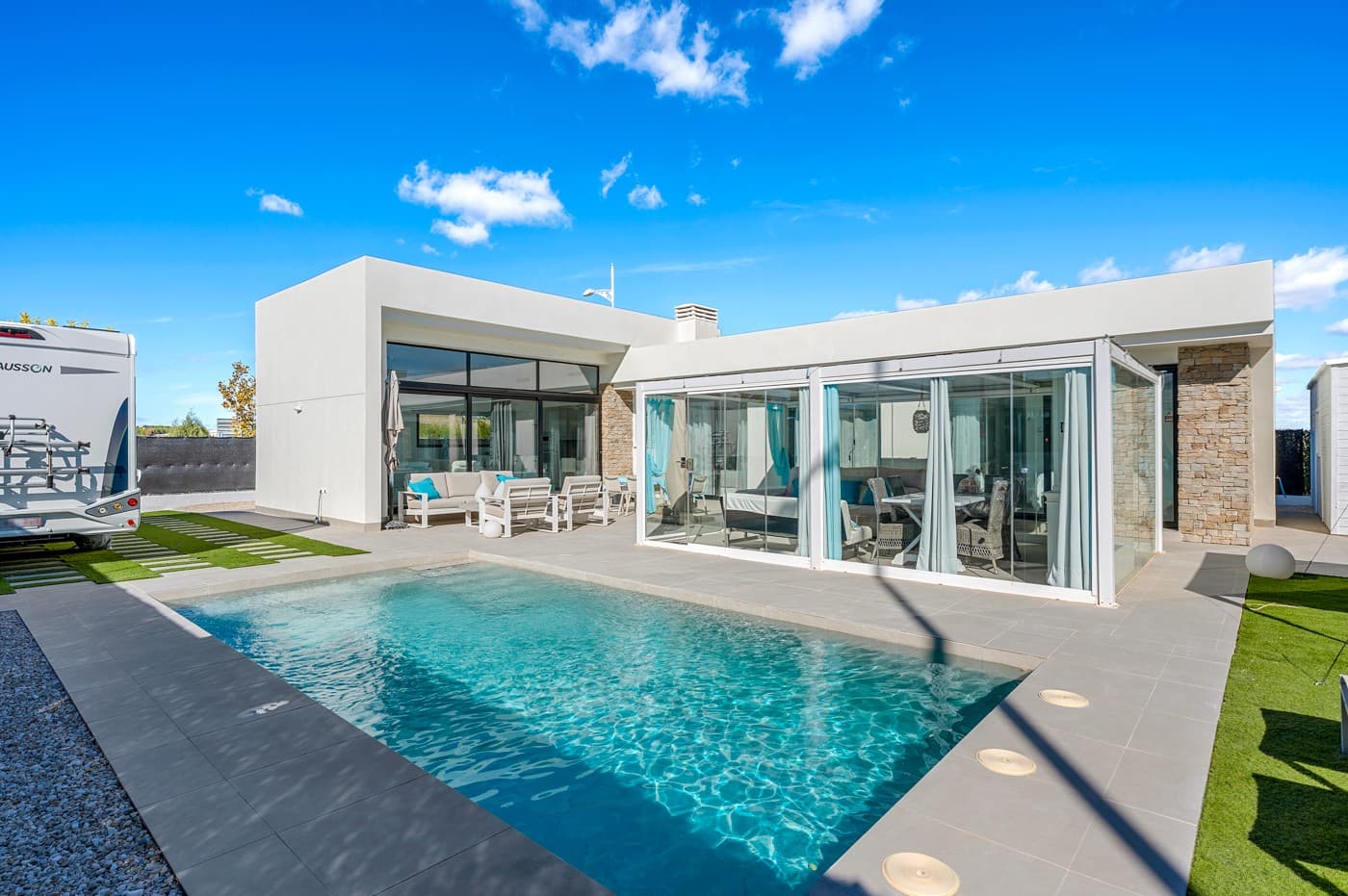 Oppdag dette vakre hjemmet i Coto Riñales, Calasparra.<br />Bli forelsket i denne moderne hjørnevillaen med 3 soverom og 2 bad. Nyt middelhavslivet med ditt private basseng på 3,5 x 7,5 m og en romslig hage – perfekt for avslapning eller kvalitetstid med familie og venner.Huset har en lys og funksjonell planløsning, sørvendt for å få maksimalt dagslys. Åpen stue- og kjøkkenløsning kombinerer stil og komfort, og takhøyden holder interiøret kjølig i varme måneder.Kjøkkenet er fullt utstyrt med nødvendige apparater og klart til innflytting. Tre romslige soverom med god lagringsplass, bad med elegante walk-in dusjer og varme treinnslag. Hovedsoverommet har eget bad og direkte tilgang til hagen.Fasiliteter:Tomt: 545 m²3 soverom med elektriske persienner2 moderne bad (ett en-suite med dobbel vask og regndusj)Privat basseng (24,5 m²) med utendørs dusj og 6-farget belysningFullt utstyrt landkjøkkenAircondition & takvifterSolcellepaneler (10 stk.)Elektrisk port & alarmsystemHagehus (3 x 6 m)Bioklimatisk pergola med glassgardiner (4 x 6 m)Ekstra: myggnett, ekstra inngangsdør, oppbevaring for bassengutstyr, jacuzzi, dekorativ elektrisk peisOm Calasparra:<br />Calasparra ligger nordvest i Murcia, omgitt av fjell, elver og naturparker. Byen er kjent for sine rismarker, vakre landskap og rolige livsstil. Perfekt for naturelskere med vandrestier, kajakk på Segura-elven og kulturelle severdigheter som helligdommen Nuestra Señora de la Esperanza.