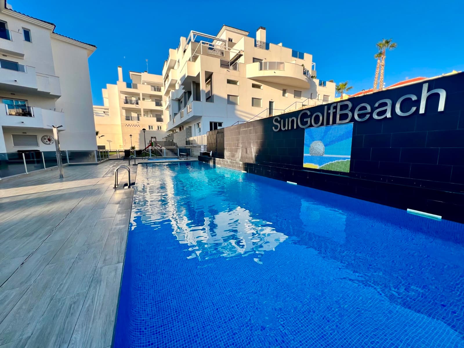 

Modern ground floor apartment with 2 bedrooms and 1 bathroom, equipped with a fully installed kitchen. Includes practical storage room for a washing machine and bicycles. The apartment has an underground parking space and offers access to excellent communal facilities such as a swimming pool, jacuzzi, children's playground and petanque square.

Location:

Located near the commercial center of La Fuente, with various amenities within walking distance. In addition, there are several golf courses in the immediate vicinity, ideal for lovers of the sport.

The apartment is in an excellent location close to several beautiful beaches. Here are some nearby beaches:

1. Playa de La Zenia (about 10 minutes drive).

A popular and well-equipped sandy beach with restaurants, bars and amenities. Ideal for families.

2. Playa de Cabo Roig (about 12 minutes drive).

An intimate beach with crystal clear waters surrounded by rocky coves. Perfect for swimming and snorkeling.

3. Playa Flamenca (about 8 minutes drive).

A beautiful combination of sand and rocks, with a promenade full of places to eat and drink.

4. Playa de Punta Prima (about a 15-minute drive).

A quiet place with a beautiful promenade and several beach bars.

These beaches are all a short distance away and offer a mix of relaxation, water sports and fun. Ideal for a day out!