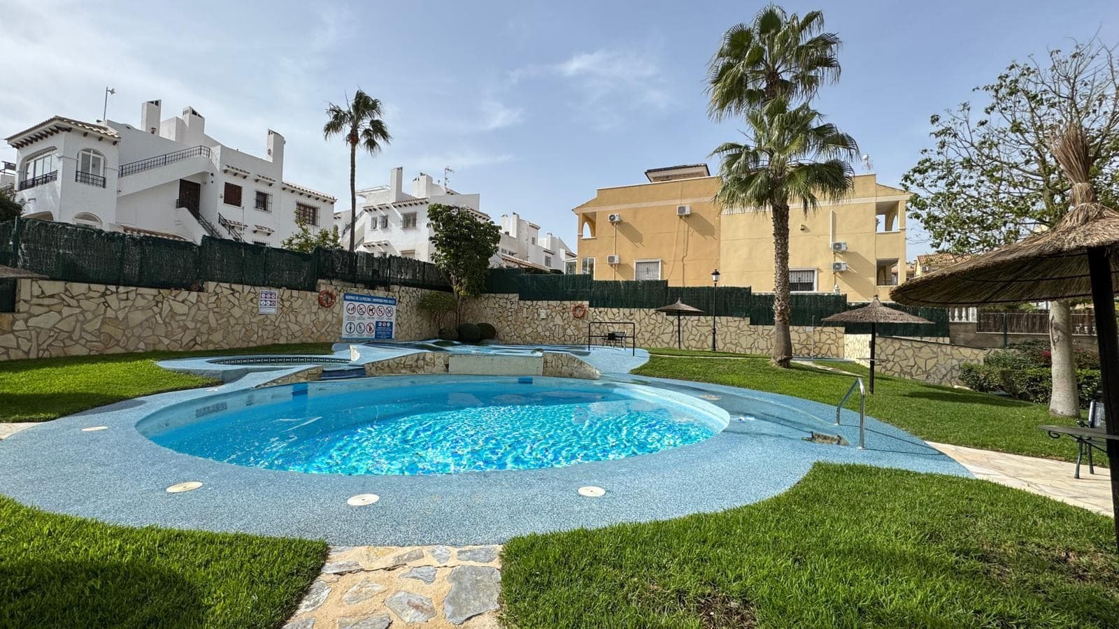 Este impresionante apartamento en la 1ª planta, ubicado en la codiciada zona de Las Filipinas en Villamartin, Orihuela Costa, ofrece todo lo que necesita para una vida cómoda y relajada en la Costa Blanca.

La propiedad cuenta con dos amplios dormitorios y dos modernos baños, perfectos para familias, parejas o como inversión. La cocina abierta está completamente equipada y se conecta perfectamente con la luminosa y espaciosa sala de estar. Todas las habitaciones están equipadas con mosquiteras. Además, y todo está asegurado con rejas de hierro. podrá disfrutar de dos generosas terrazas donde podrá relajarse y disfrutar del clima mediterráneo.

La residencia ofrece excelentes comodidades, incluyendo una sala de fitness y una sauna, ideales para aquellos que valoran la relajación y el bienestar. También tendrá acceso a una hermosa piscina comunitaria, rodeada de zonas verdes, donde podrá refrescarse durante los calurosos días de verano.

Este apartamento se vende completamente amueblado, permitiéndole mudarse de inmediato y disfrutar de todo lo que esta casa y sus alrededores tienen para ofrecer.

¿Está buscando una propiedad lista para entrar a vivir en un entorno animado pero tranquilo? ¡Contáctenos para obtener más información o para programar una visita!