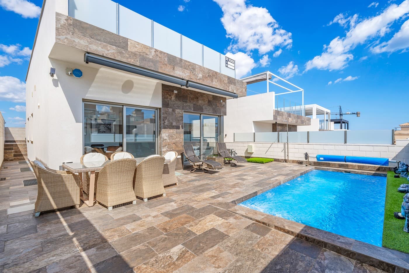 Esta excepcional villa independiente orientada al sur ofrece una combinación perfecta de lujo, confort y diseño moderno. Con cuatro amplios dormitorios y tres baños en suite, esta propiedad cuidadosamente acabada se encuentra en una parcela bañada por el sol, con una piscina climatizada, terrazas embaldosadas de fácil mantenimiento y un solárium privado con impresionantes vistas a las pintorescas lagunas rosadas y al bosque de pinos.

En el interior, la villa impresiona con sus techos altos y elegantes puertas francesas, permitiendo que la luz natural inunde todos los espacios. La planta superior cuenta con un salón-comedor en forma de L, diseñado de manera eficiente y conectado con una moderna cocina integrada de planta abierta con amplio espacio de almacenamiento. Una zona de lavandería y despensa independiente, que también podría utilizarse como un quinto dormitorio, añade aún más versatilidad. La suite principal es un verdadero refugio, con un elegante vestidor y un lujoso baño en suite.

La planta baja ofrece aún más espacio habitable, incluyendo un segundo salón y una sala de cine, además de dos amplios dormitorios, cada uno con su propio baño en suite. Un cuarto dormitorio, que también se puede utilizar como gimnasio privado, aumenta la funcionalidad de la villa, mientras que un práctico trastero proporciona comodidad adicional.

Construida en 2023, esta villa está equipada con una amplia gama de extras de alta calidad, que incluyen aire acondicionado por conductos con control Airzone, un sistema de filtración de agua por ósmosis inversa, mosquiteras y un avanzado sistema de alarma y cámaras de seguridad. Además, los propietarios han instalado 10 paneles solares estratégicamente ubicados en el lado norte del solárium, garantizando privacidad sin comprometer las espectaculares vistas panorámicas.

Esta exquisita propiedad es una oportunidad única que ofrece una combinación inigualable de sofisticación, funcionalidad y una ubicación privilegiada.