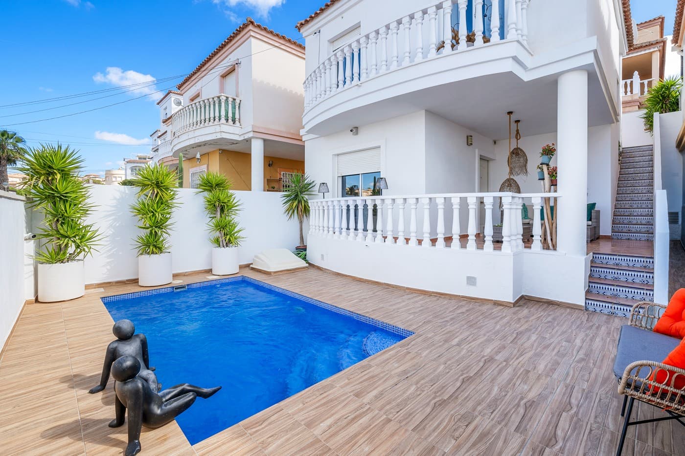 Esta encantadora villa, impecablemente mantenida, está situada en la urbanización Blue Lagoon de San Miguel de Salinas. Ofrece tranquilidad, privacidad y unas bonitas vistas al parque adyacente, en una parcela soleada orientada al sur.

Al entrar por la puerta principal, se accede a una terraza soleada con piscina privada, ideal para relajarse. En la entrada de la vivienda, hay una terraza cubierta elevada con vistas al parque.

En la planta baja se encuentra un amplio y luminoso salón con vistas a la piscina, una cocina semiabierta totalmente equipada con electrodomésticos modernos, y un aseo independiente con lavabo. La casa está decorada con mucho gusto y atención al detalle. El actual y único propietario ha cuidado esta vivienda con esmero, algo que se percibe nada más entrar.

Una escalera interior conduce a la primera planta, donde encontramos dos amplios dormitorios y un baño totalmente equipado. Desde esta planta se accede directamente a una terraza trasera orientada al norte, perfecta para disfrutar del sol o la sombra en cualquier momento del día.

La propiedad se vende completamente amueblada y lista para entrar a vivir, lo que la convierte en una excelente inversión para alquiler vacacional o como residencia de verano propia.



¿Desea más información o ver un vídeo? ¡Contacte con nosotros pronto!

Suma: 250€ / año

