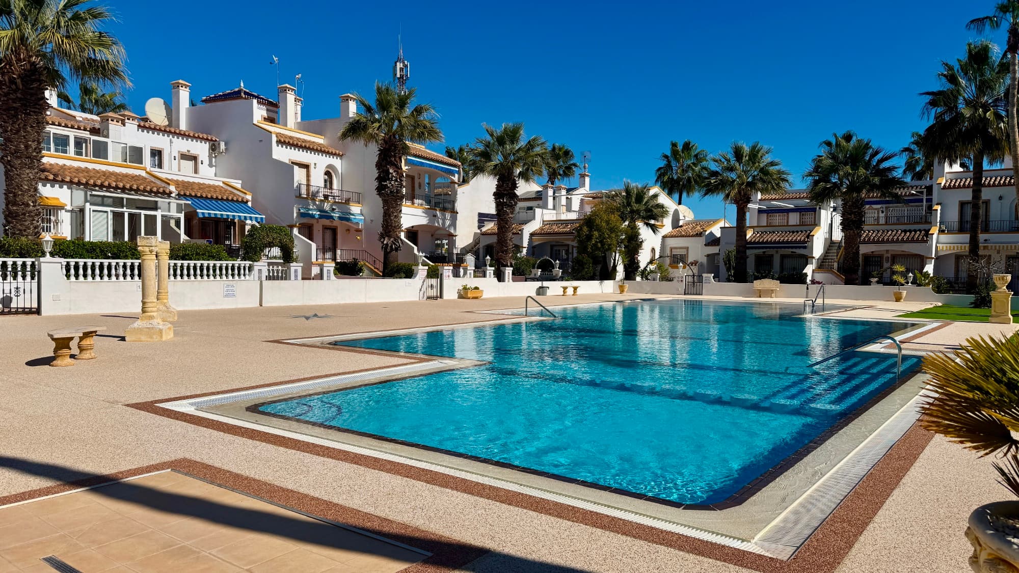 

Apartment with potential in Los Dolses – 2 bedrooms, top location in Orihuela Costa

 This sunny and conveniently located apartment is situated in Los Dolses , one of Orihuela Costa's most desirable neighborhoods. With its ideal south-facing layout , open-plan layout, and proximity to all amenities, it's the perfect base for creating your own place in the sun.

 Layout

 2 bedrooms with fitted wardrobes 2 bathrooms , one en suite Open kitchen with lots of natural light Bright living space with access to the outside

 Common assets

 Beautiful communal swimming pool in a well-maintained residence Quiet atmosphere with green accents

 Location

 Located in Los Dolses , one of the most beautiful and sought after areas of Orihuela Costa South-facing – ideal for sun worshippers Within walking distance : restaurants, bars, pharmacy and supermarket Only a 4-minute drive to La Zenia Boulevard Short distance from the beaches

 Renovation potential

 The apartment needs some TLC : with a few minor adjustments or modernizations, it could be transformed into a true gem in a prime location . Ideal for those who want to add their own touch to a home with character and potential.