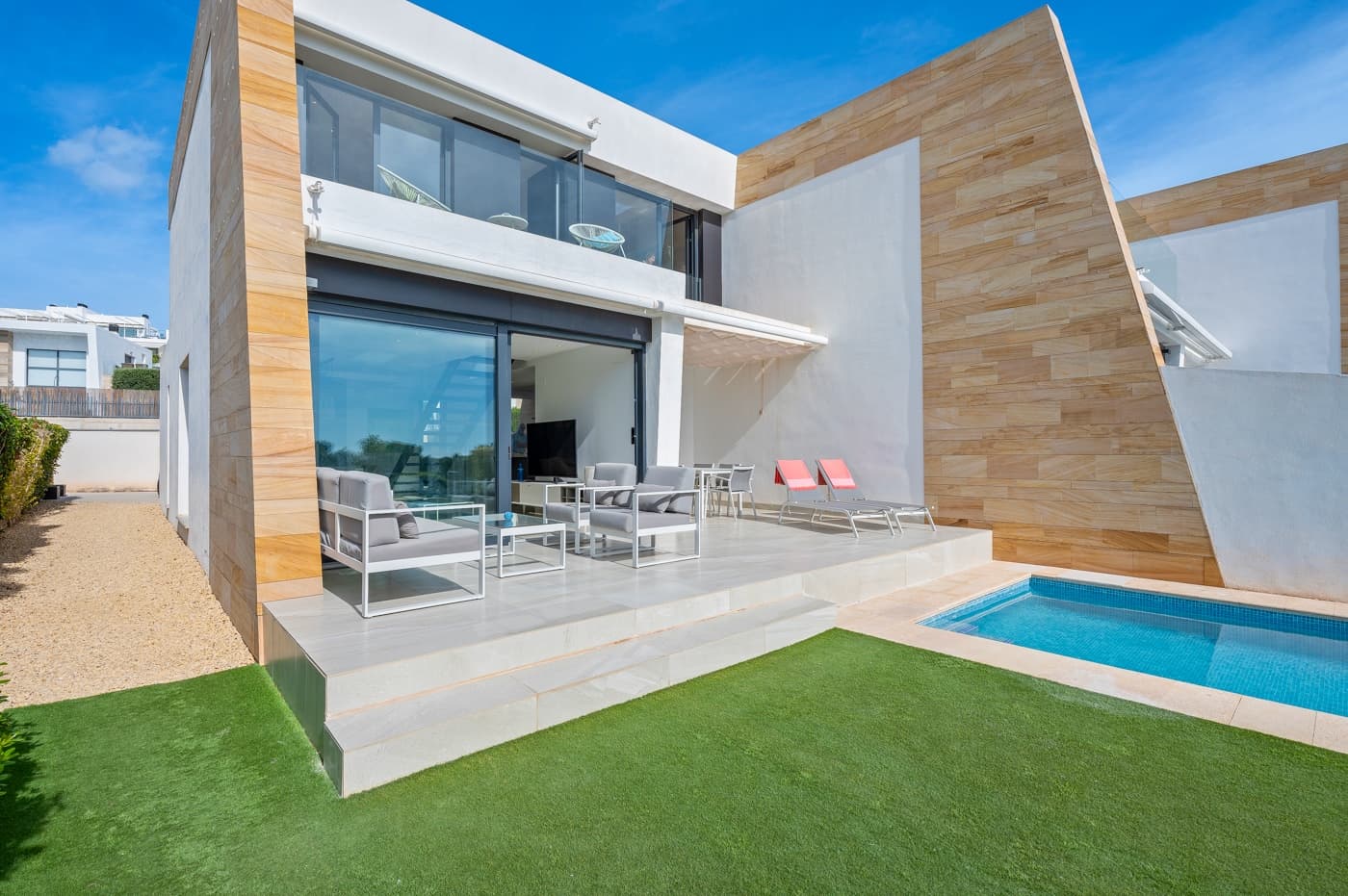 Luxury villa with panoramic sea views and green surroundings in Los Dolses

 Discover this beautiful, south-facing villa from 2018 — a perfect combination of style, comfort, and luxury , situated on a generous 304 m² plot with a living area of 126 m² . Here you'll enjoy breathtaking sea views , surrounded by peace and nature, yet close to bars, restaurants, a pharmacy, and supermarkets .

 The villa boasts three spacious bedrooms and three modern bathrooms , ideal for those who appreciate space and elegance. The bright, open-plan living area flows seamlessly into the dining room and the modern open-plan kitchen , fully equipped with high-quality materials and clever storage. Large windows provide abundant natural light and create a harmonious transition between indoors and outdoors. The property is sold fully furnished .

 For optimum comfort, the villa is equipped with centralised air conditioning , electric awnings , ready to move into and excellently maintained.

 Outside, a private heated pool awaits with a spacious sun terrace , where you can relax year-round and enjoy the sea views. A parking space is provided on the property for added convenience and security.

 Situated in the popular Los Dolses , within walking distance of all amenities, this is the ideal home for those looking for luxury, space and a prime location on the Costa Blanca .

 Community fees (VvE): €500/year Real estate tax (SUMA): €450/year

 Interested or want to schedule a viewing? Contact us today—this villa will win you over right away!

