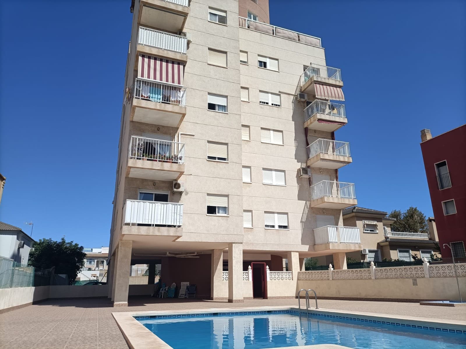 Sunny Apartment in Torrevieja Centre with Open Views

This well-maintained apartment is located on the second floor of an exclusive residential complex with elevator, communal swimming pool and large rooftop terrace.

The property offers 2 bedrooms, 1 bathroom, a bright living-dining room with air conditioning, a separate kitchen, and a spacious balcony with wonderful open views.

Just a short walk from the popular Del Cura and Los Locos beaches, as well as shops, restaurants, and all local amenities.





Built in 2002 – 60 m²





Sold fully furnished and tastefully decorated





Community fee: €563/year





Property tax (IBI): €240/year





This is a perfect choice for those seeking a ready-to-move-in home in a central location, ideal both as a holiday retreat and as a rental investment.