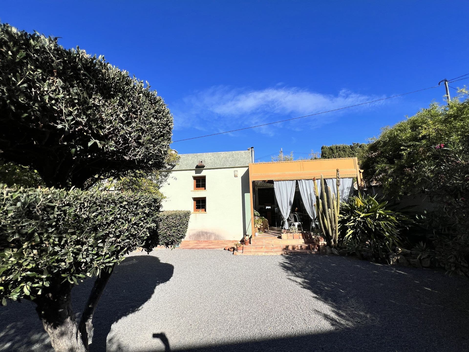 ¡Finca en Altea con preciosas vistas!. ¡Descubre esta encantadora casa de campo, situada a sólo 20 minutos a pie del centro histórico de Altea!Disfrute de hermosas vistas y de una vida tranquila en una gran parcela de 1.600 m2.La propiedad consta de una residencia principal con 2 amplios dormitorios, dos baños, una cocina bien equipada y un salón con comedor.En la propiedad también hay un apartamento de invitados que consta de un acogedor salón, un baño y un dormitorio con una terraza acristalada.La propiedad utiliza agua agrícola para riego, manteniéndola exuberante y verde con bajos costos operativos.Es un lugar ideal para los amantes de la naturaleza, combinando a la perfección la vida moderna con una profunda conexión con el entorno natural del bonito pueblo de Altea.Descubra la combinación perfecta entre confort y naturaleza en esta propiedad en Altea. Experimente los privilegios de vivir con un cómodo acceso al encanto de la ciudad histórica y la tranquilidad de amplias áreas verdes.¡Contáctanos para más información!