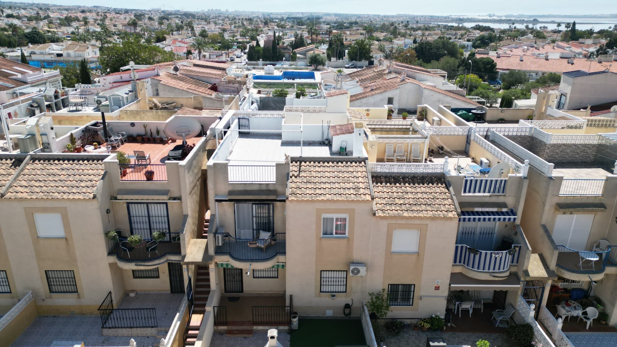 REFERENCIA: 004



Información de la propiedad

Les presentamos un apartamento renovado con 3 dormitorios y solárium en el prestigioso complejo residencial Mirador III en Torrevieja. 

 Características principales: 

 Dormitorios espaciosos: Tres dormitorios luminosos y acogedores, ideales para la familia o para recibir invitados. 

 Baño moderno: Baño completamente renovado con sanitarios de calidad y un diseño elegante. 

 Solárium: Solárium privado y amplio donde se puede disfrutar del sol y de las hermosas vistas del entorno. 

 Renovación: El apartamento ha sido completamente reformado con materiales y tecnologías modernas, asegurando confort y durabilidad.

 Infraestructura y comodidades:

 El complejo está a pocos minutos a pie de la playa de Laguna Salada de la Mata. 

 Restaurantes y cafeterías: En las cercanías hay una gran variedad de establecimientos. 

 Zonas de ocio: La cercanía de parques y áreas verdes hace que este lugar sea ideal para paseos con niños y mascotas.

 Playa de La Mata: El apartamento se encuentra a unos 6-7 km de la popular playa de La Mata, accesible en coche en 10-15 minutos.



VIDEO


