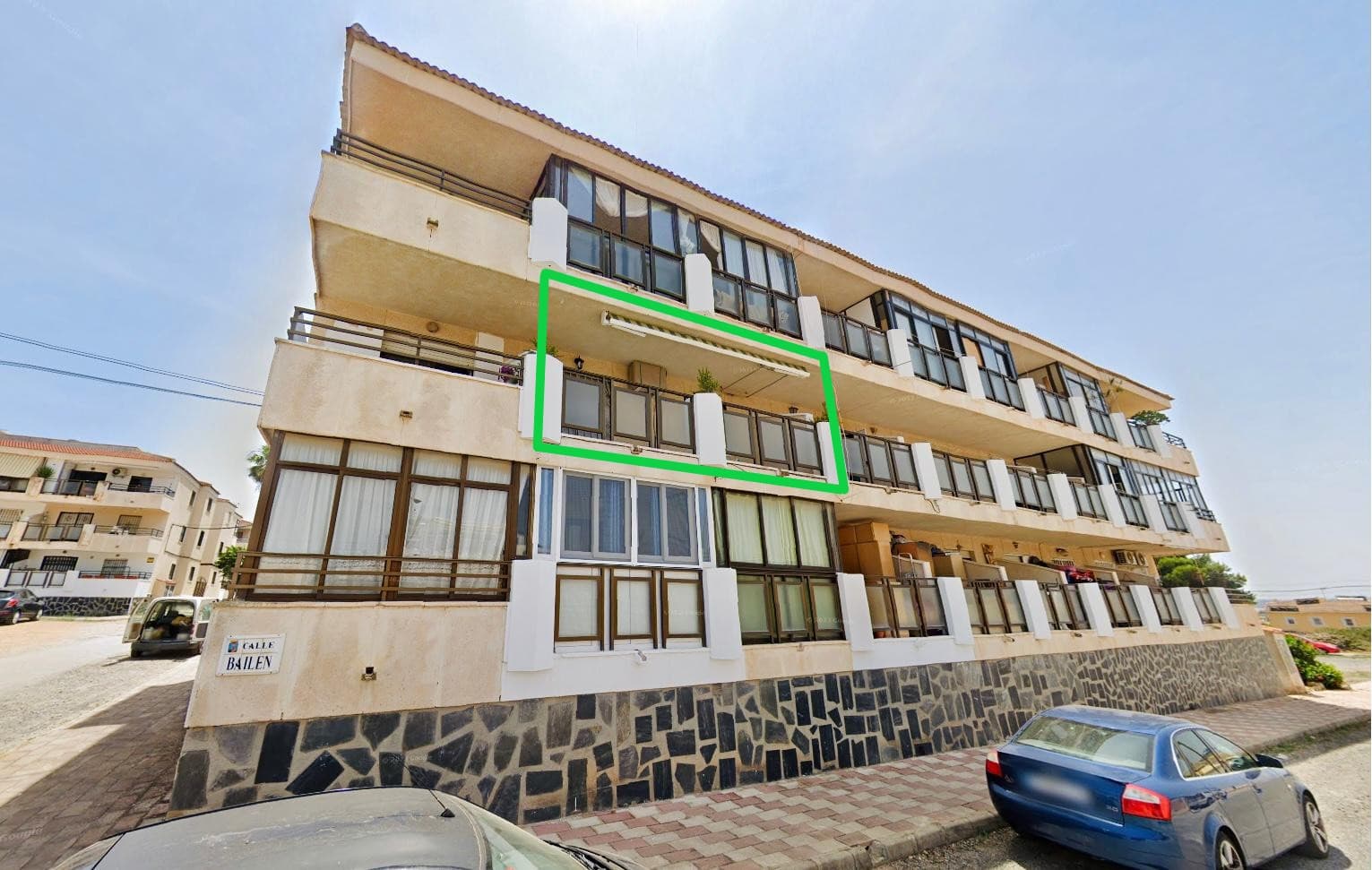REFERENCIA: 019



Información de la propiedad

Características principales:  

1 dormitorio y 1 baño completo – Espacio acogedor y funcional, ideal tanto para primera residencia como inversión de alquiler.     

Terraza privada – Perfecta para disfrutar al aire libre, tomar el sol o compartir momentos agradables en un entorno de total tranquilidad.       

Entorno y ubicación:   

Zona tranquila y natural – Urbanización consolidada rodeada de áreas verdes y con un ambiente tranquilo, ideal para relajarse y desconectar.   A solo 10 minutos a pie de la playa – Acceso cómodo a la costa y a zonas de baño como Playa de los Locos o La Mata.     A 5 minutos de todo lo necesario – Supermercados, restaurantes, farmacia y transporte público muy cerca, facilitando el día a día sin necesidad de coche.     

 Ideal para quienes buscan un hogar tranquilo, cómodo y cerca del mar, este apartamento en El Chaparal combina lo mejor de ambos mundos: vida relajada y acceso rápido a todos los servicios y playas.





VIDEO

