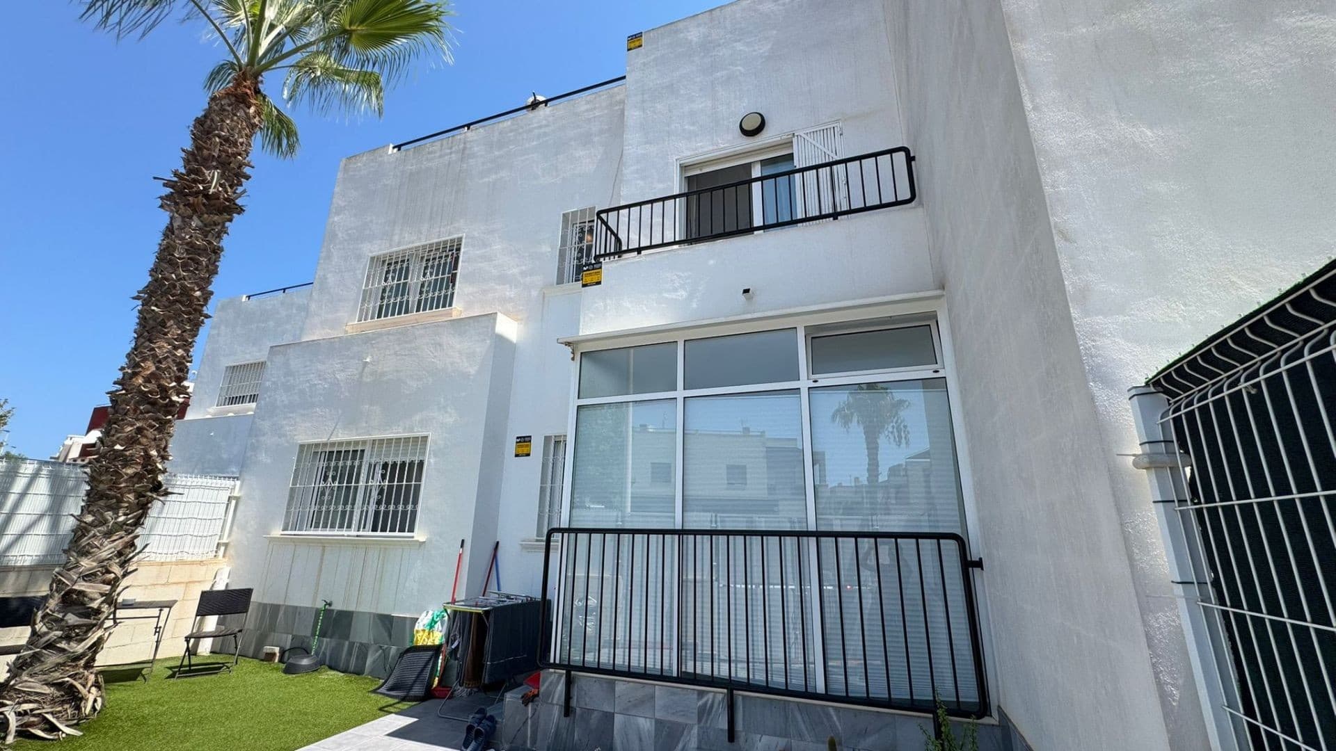 Discover this magnificent duplex-style home, a newly built property located in the coveted area of Aguas Nuevas, Torrevieja. It is part of the third phase of the popular residential complex Habaneras, one of the most sought-after areas of the city. The agreed sale price is 240,000 €.

The house has a constructed area of 76.72 m² and a usable area of 61.72 m². Its two-story layout, connected by an elegant marble staircase, guarantees exceptional functionality. Inside, the main bathroom features a modern design with a marble shower tray and a glass screen. The property has a spacious bedroom and a small storage room next to the kitchen.

One of the most outstanding features is its large private garden of 45.68 m², an ideal outdoor space to enjoy the sun and host gatherings. In addition, the property offers access to a community pool, perfect for cooling off on hot days. It also has a roof terrace, which is accessed by a turret of 9.88 m², offering spectacular views of the Torrevieja salt flats.

Do not miss the opportunity to acquire this fantastic duplex in a privileged location. For more information or to arrange a visit, contact San Luis Property SL.