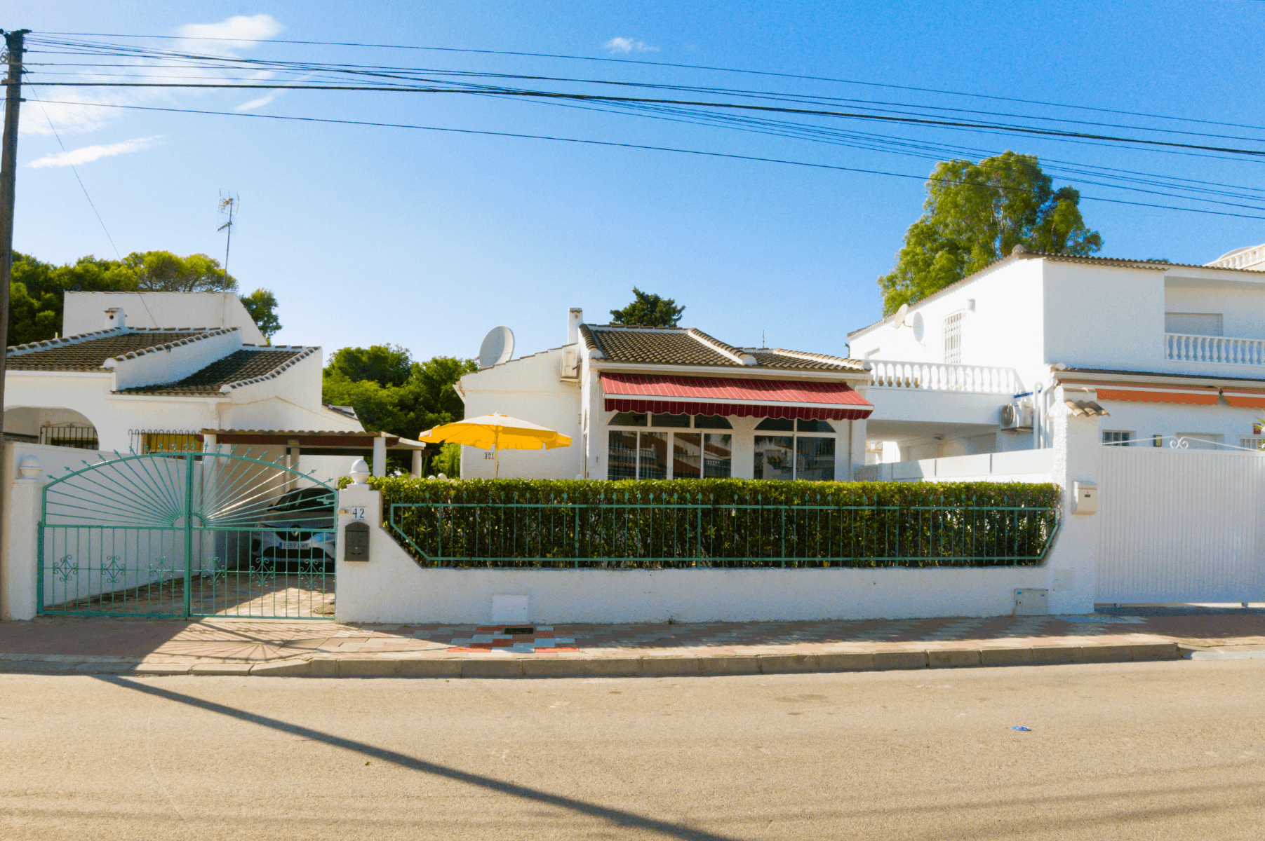 Discover this detached villa in the prestigious San Luis neighborhood, Torrevieja. The house, with 69 m2 built, is in very good condition, notably featuring a recently renovated kitchen and bathroom. Situated on a spacious 296 m2 plot, it offers a unique canvas to create your dream home, with space to add a pool, leisure areas, and covered car parking. A solid property with the potential to become your personalized oasis.





