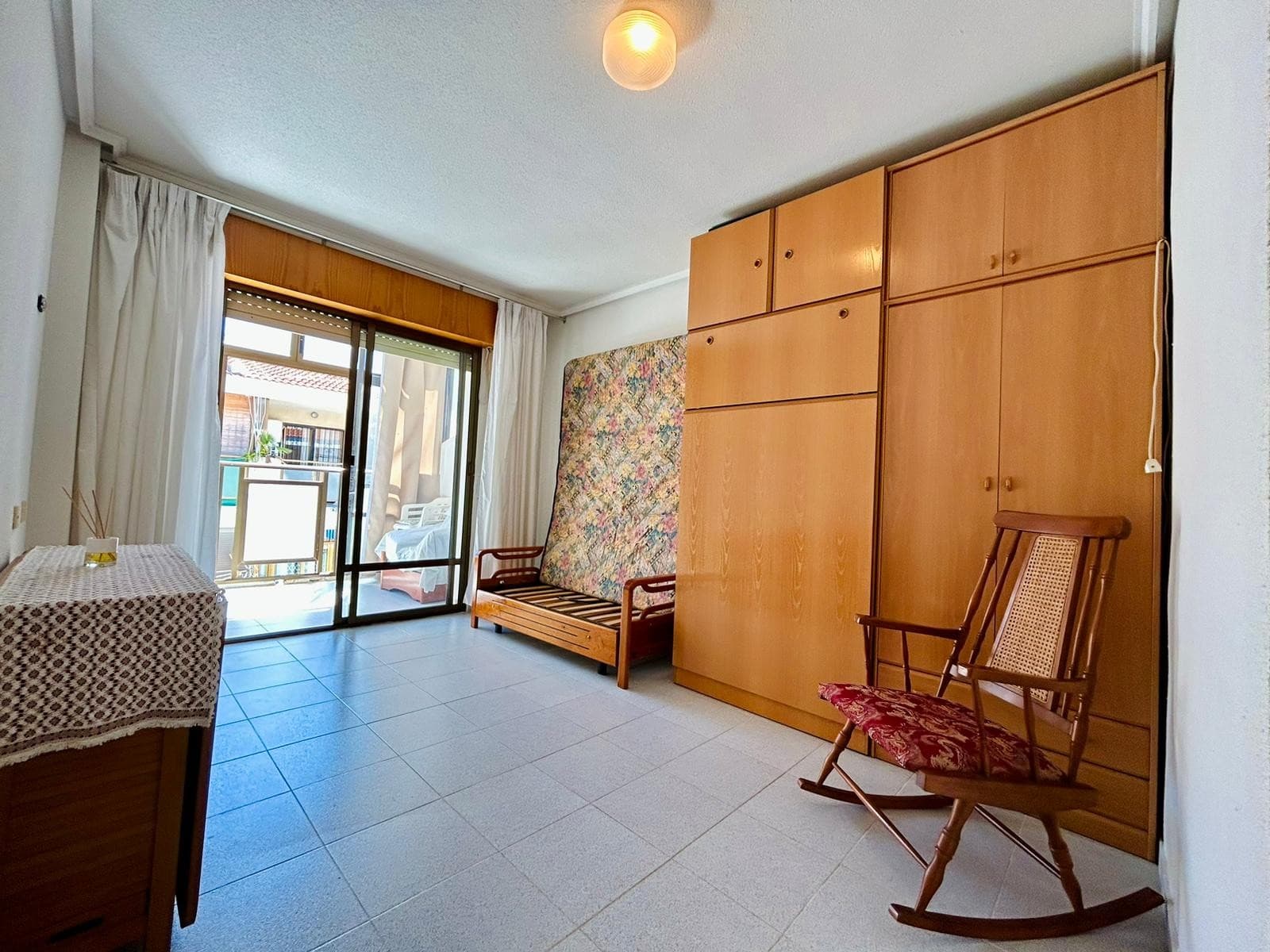 Можете ли вы представить себе, как просыпаетесь каждое утро в окружении природы, между Розовой лагуной и лагуной Ла-Мата, наслаждаясь абсолютным спокойствием и солнцем круглый год?Этот уютный дом воплощает это в реальность… уникальная возможность как для отдыха, так и для выгодной инвестиции в одном из самых особенных районов Торревьехи.Расположенный в привилегированном районе между знаменитыми лагунами Торревьехи, этот объект недвижимости находится в несравненном природном окружении, где спокойствие и уединение занимают центральное место. Юго-восточная ориентация гарантирует естественное освещение большую часть дня, создавая теплую и приятную атмосферу с раннего утра.Район очень тихий, идеально подходит для тех, кто хочет отключиться от шума и насладиться природой, с легким доступом и хорошим сообщением с центром Торревьехи и пляжами.Интерьер домаДом имеет хорошо использованную жилую площадь в 26 м², предлагая функциональную и уютную обстановку. Он идеально подходит в качестве студии или небольшой квартиры, с множеством возможностей для адаптации к вашему образу жизни.Благодаря своей ориентации и планировке, недвижимость светлая и уютная, что делает ее комфортным местом как для краткосрочного, так и для долгосрочного проживания.Дополнительные преимуществаЕе главным преимуществом, несомненно, является уникальное природное окружение: свежий воздух, пешеходные и спортивные тропы, а также близость к двум наиболее характерным ландшафтам региона. Это обеспечивает здоровый и спокойный образ жизни, который трудно найти по такой цене.Расположение и удобстваРасположенная между Розовой лагуной и лагуной Ла-Мата, эта недвижимость позволяет наслаждаться захватывающей природной средой, идеально подходящей для пеших прогулок, езды на велосипеде или просто отдыха. Всего в 5 км от моря, вы легко доберетесь до пляжей Торревьехи за несколько минут на машине. Кроме того, в этом районе есть все необходимые удобства в шаговой доступности: супермаркеты, рестораны, развлекательные заведения и хорошее транспортное сообщение.Цена и расходыВсе это по цене всего 74 000 евро, что является очень конкурентоспособным предложением на текущем рынке.Этот объект недвижимости идеально подходит для тех, кто ищет доступную инвестицию, второй дом или небольшое убежище на лоне природы с отличным доступом к побережью.Если вы ищете спокойствия, солнечного света и уникального местоположения… этот дом может быть именно тем, что вам нужно.