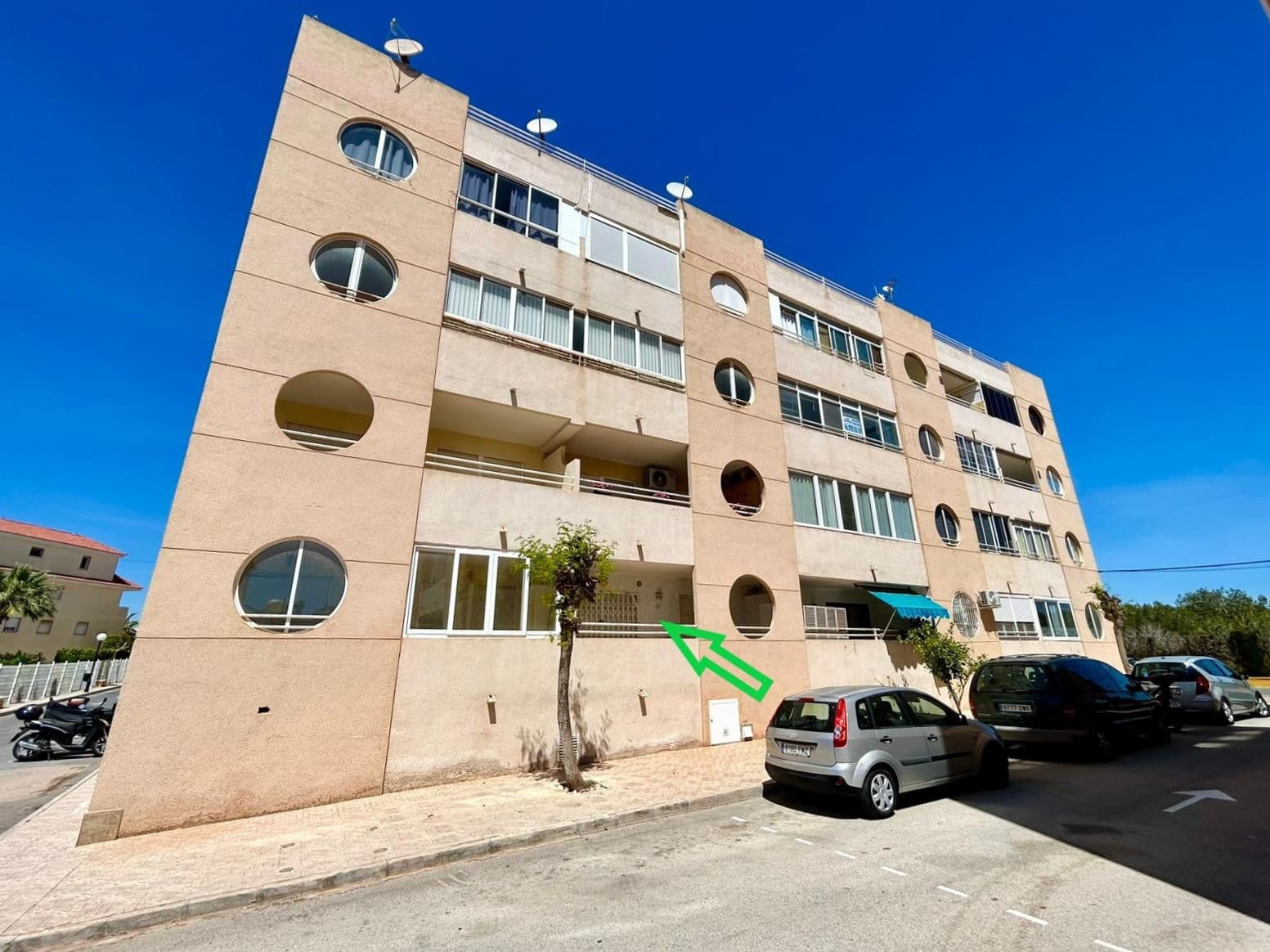 Este luminoso y acogedor apartamento ofrece la combinación perfecta de sol, vida al aire libre, comodidad y una excelente ubicación cerca de la naturaleza y el mar.Desde el primer momento, esta propiedad destaca por su gran terraza, un espacio fantástico donde relajarse, tomar el sol, disfrutar de cenas con familiares o amigos, o simplemente desconectar con la fresca brisa mediterránea.Su orientación soleada y la luminosidad natural hacen que la vivienda se sienta cálida, alegre y llena de vida durante todo el día.Situado cerca de la hermosa zona de la laguna salada, disfrutarás de un entorno tranquilo, vistas despejadas y un ambiente saludable, conocido por su singular entorno natural.La playa está a solo 5 minutos, lo que te permite acceder al mar rápidamente cuando quieras.En el interior, el apartamento ofrece una distribución práctica y cómoda con 2 dormitorios, ideal para una pareja, una familia pequeña, invitados o incluso una oficina en casa.La propiedad se vende completamente amueblada, lo que te permite mudarte de inmediato o empezar a alquilarla sin inversión adicional.La cocina abierta se integra a la perfección con el salón, creando un ambiente moderno y social donde la cocina y la vida cotidiana fluyen con naturalidad.Los luminosos espacios interiores hacen que cada habitación resulte acogedora y agradable.Esta vivienda se entrega amueblada, lo que le ahorrará tiempo y dinero desde el primer día.Su amplia terraza es uno de los mayores atractivos de la propiedad, ofreciéndole un valioso espacio exterior que muchos compradores buscan hoy en día.La combinación de sol, luminosidad y ubicación cerca de las salinas añade un valor añadido a la calidad de vida, difícil de encontrar.La propiedad se encuentra en una zona muy atractiva de Torrevieja, cerca de las salinas, famosas por sus rutas de senderismo, zonas para bicicletas y un microclima saludable.A tan solo 5 minutos de la playa, podrá disfrutar de la natación, restaurantes, chiringuitos y largos paseos junto al mar cuando lo desee.En las inmediaciones también encontrará supermercados, tiendas, cafeterías y todos los servicios necesarios, lo que facilita y hace más cómoda la vida diaria.Las excelentes conexiones por carretera permiten un acceso rápido a las zonas aledañas y al aeropuerto.Esta es la propiedad ideal para quienes buscan una casa de vacaciones soleada, una residencia permanente cómoda o una inversión inteligente para alquiler en una de las zonas más cotizadas de Torrevieja.Con 2 dormitorios, una gran terraza, mucha luz natural, mobiliario incluido y a solo minutos de la playa, ofrece una excelente relación calidad-precio.Le invitamos cordialmente a programar una visita y descubrir todo lo que esta encantadora casa tiene para ofrecer. A veces, la propiedad perfecta se ve aún mejor en persona.
