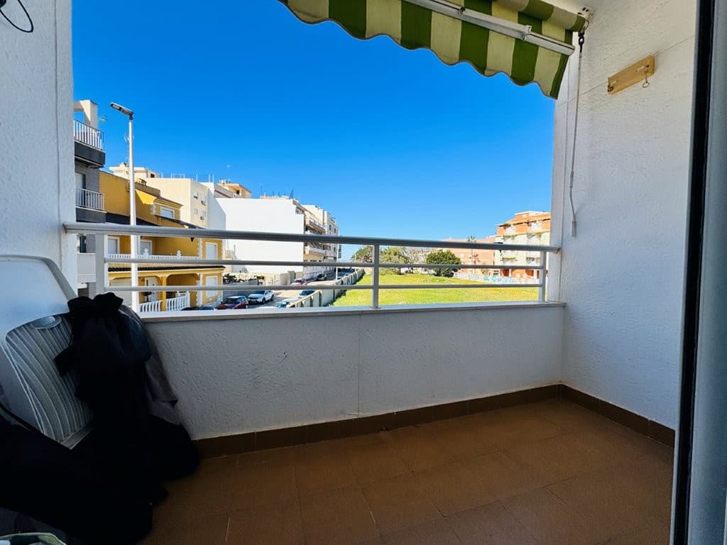 Se trata de una vivienda ubicada a tan solo 100 metros de la playa centro de La Mata, junto a todos los servicios. Tiene una superficie de 60 m2 distribuidos en baño con ventana, cocina independiente, 2 habitaciones, y salón comedor con terraza al exterior. Orientación Oeste.Comunidad: 300 € al añoIBI: 173 €