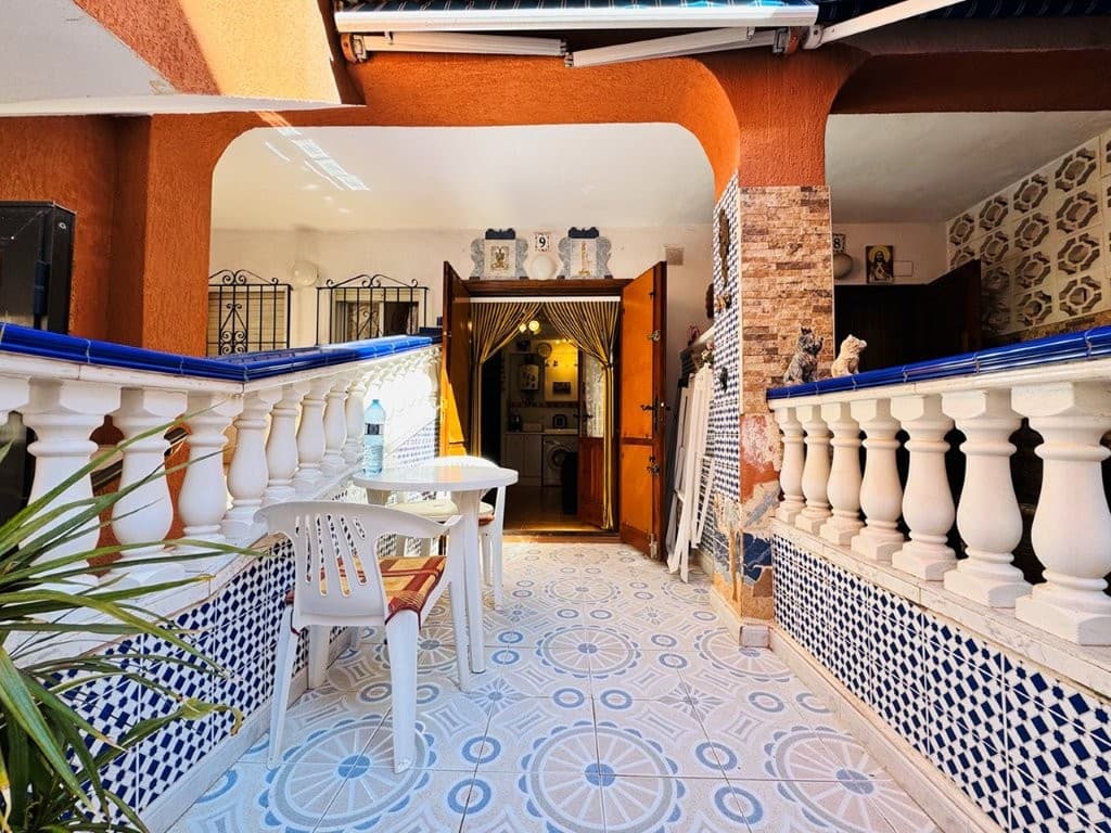 Es un bajo situado a tan solo 300 metros de la playa de La Mata. Tiene orientación Sur, cuenta con una terraza muy luminosa.Tiene una superficie de 45 m2 distribuidos en salón comedor, cocina, baño , 1 dormitorio , patio interior y terraza.Se vende amueblada.Comunidad: 200 € al añoIBI: 120 €