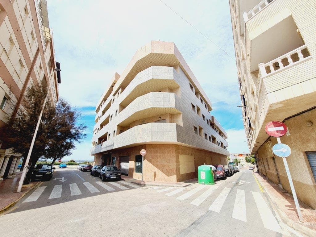 Se trata de una vivienda en la que nunca se ha vivido desde que se hizo el edificio en el año 2007.Está en el centro de La Mata y a tan solo 300 metros de la playa.Tiene una superficie de 87 m2 distribuidos en salón comedor, cocina independiente, 3 habitaciones, 2 baños y 2 terrazas, una al norte y otra al este.Gran oportunidad de inversión.Comunidad: 328 € al añoIBI: 308 €