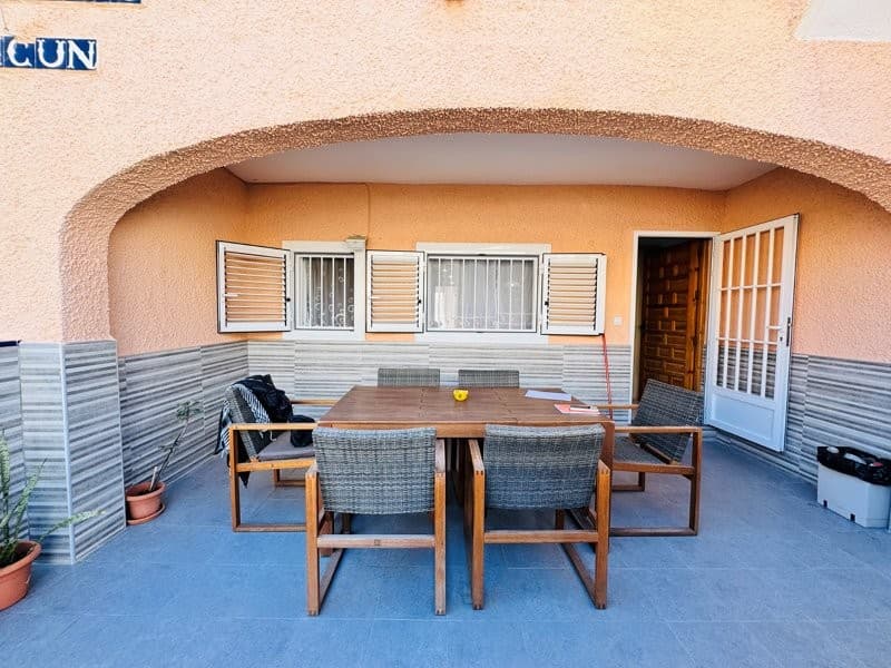 Se trata de un Bungalow situado en la zona de los Europeos, una de las mejores zonas de La Mata, a tan solo 2 calles de la mejor playa.Tiene una superficie de unos 95 m2 entre vivienda y las 2 terrazas, una exterior y otra interior.Distribuida en 3 habitaciones, 2 baños completos, salón comedor y cocina.Está orientada al Norte.La vivienda está reformada, muy bien cuidada , para entrar a vivir.Se vende amueblada.LICENCIA TURISTICAComunidad: 200 € al añoIBI: 210 €