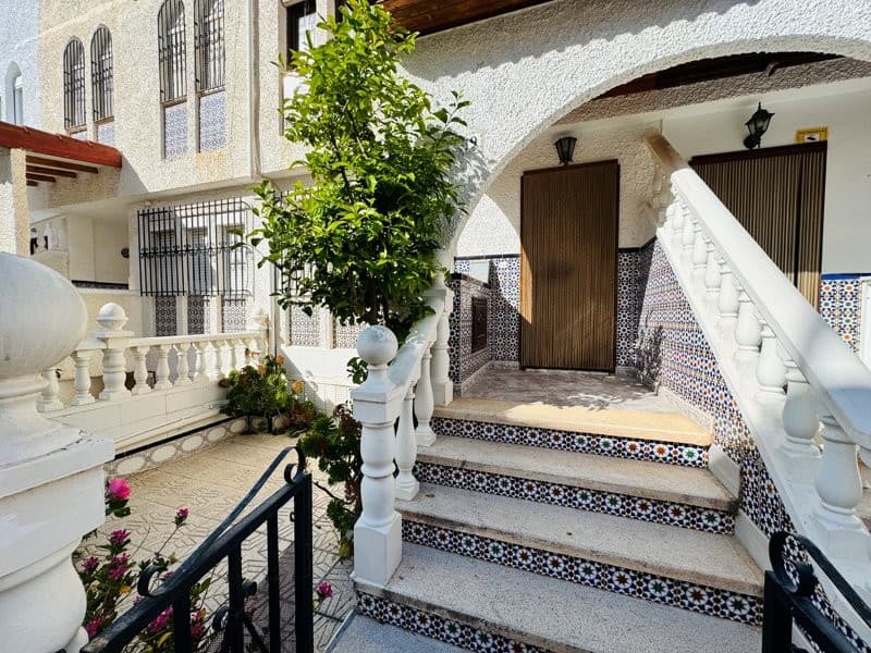 Se trata de una vivienda situada en La Mata, a tan solo 5 min andando a la playa. Tiene una superficie de 100 m2 aproximadamente, distribuidos en semisótano, planta baja, primera planta , solárium y una terraza exterior.Originalmente está vivienda tiene 2 habitaciones y 1 baño, pero los propietarios al igual que muchos vecinos decidieron hacer más habitaciones y más baños, con un total de 5 dormitorios y 3 baños completos. Tiene orientación Este, muy luminosa.Ideal como inversión. Posibilidad de sacar LICENCIA TURISTICA ya que no hay comunidad de propietarios.IBI: 271 €