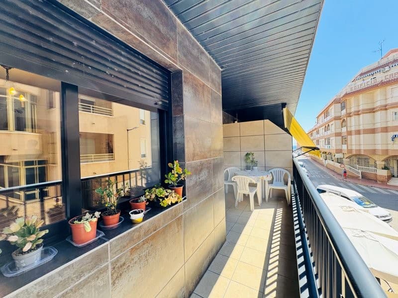 Ten apartament znajduje się w centrum La Mata, blisko wszystkich udogodnień i zaledwie 100 metrów od plaży.Ma powierzchnię 58 m2 i obejmuje oddzielną kuchnię, salon-jadalnię, dwie sypialnie i łazienkę.Posiada taras o powierzchni 8 m2 od strony południowej z bocznym widokiem na morze.Znajduje się na pierwszym piętrze z windą i jest sprzedawany w stanie częściowo umeblowanym.Zbudowany w 2007 rokuOpłaty wspólnotowe: 300 € roczniePodatek od nieruchomości: 218 €