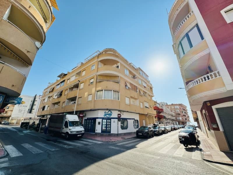 This apartment is located in the heart of La Mata, close to all amenities and just 100 meters from the beach.It has a constructed area of 72 m2, comprising a living-dining room, 2 bedrooms, a full bathroom, and an open-plan kitchen.The apartment is immaculate and ready to move into.It is being sold fully furnished.West-facing.2nd floor with elevator.Year built: 2000Community fees: €400 per yearProperty tax: €234