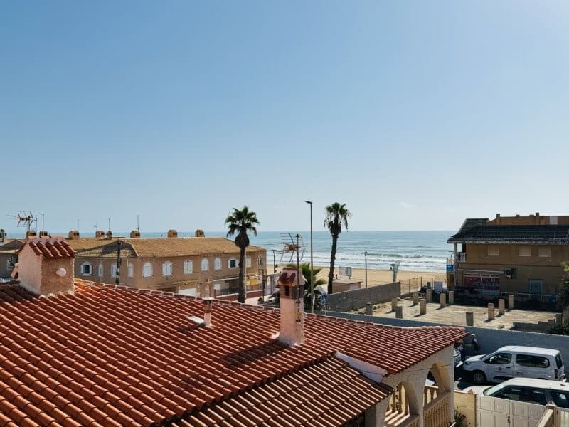 This duplex is located in the best area of La Mata, close to all amenities and on the second line of the beach.It has a constructed area of approximately 80 m2 with a terrace and solarium. It consists of a main floor, a living-dining room, a separate kitchen, and a bathroom.The first floor has two bedrooms and a full bathroom with a shower. On the second floor, there is a third bedroom and a solarium with sea views.Sold furnished.Closed parking space included in the price.Property tax: €158Garage tax: €35