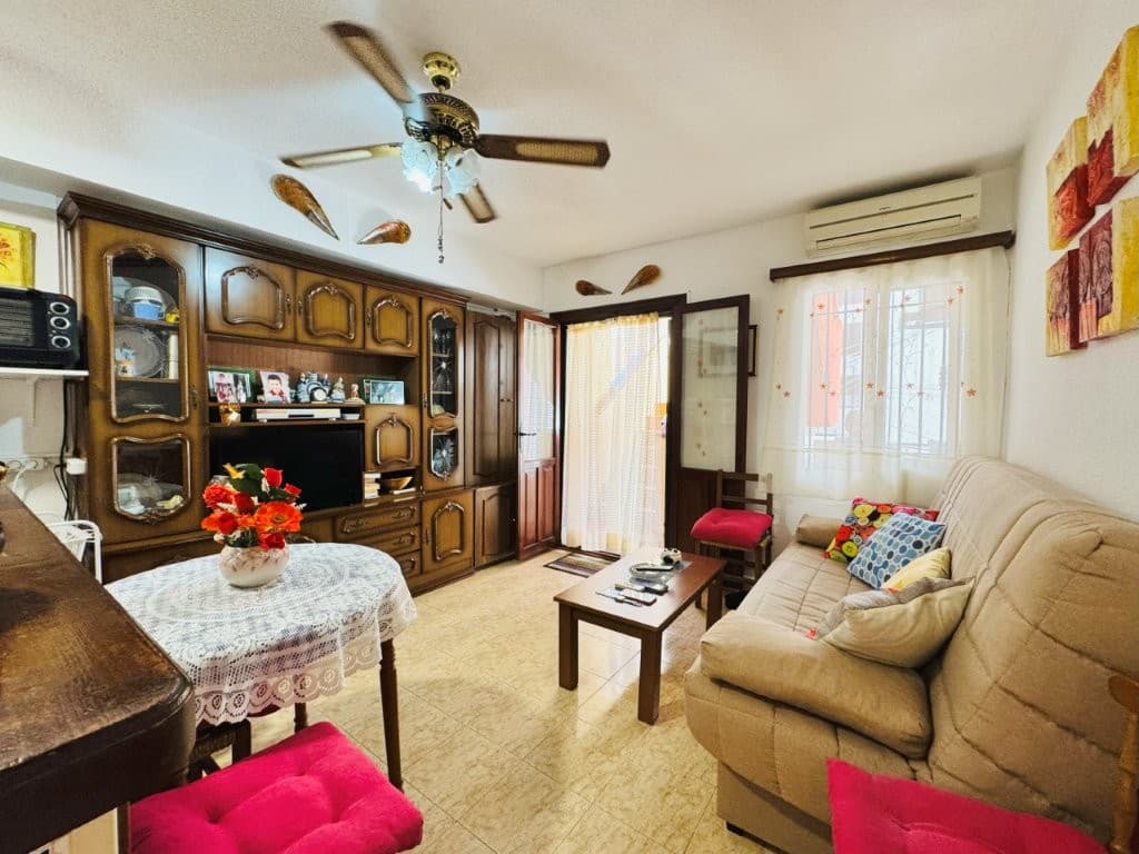 This apartment is located in the center of La Mata, just 50 meters from the beach.It has a constructed area of approximately 40 m2.It has one bedroom, a living-dining room, a full bathroom, and a small south-facing terrace.Sold furnished.1st floor without elevator.The apartment is immaculate.Community fee: €250 per yearProperty tax: €115