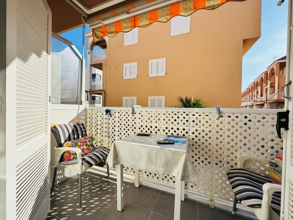 This apartment is located in the Aldea del Puerto Romano development. It has a constructed area of 40 m2, comprising one bedroom, a living-dining room, a kitchenette, one full bathroom, and a terrace.East facing (morning sun).The apartment is in perfect condition and fully equipped.The kitchen has been renovated, and the bathroom has a walk-in shower.Immaculate, ready to move into.First floor, no elevator.Sold furnished.Community fee: €350 per yearProperty Tax: €88
