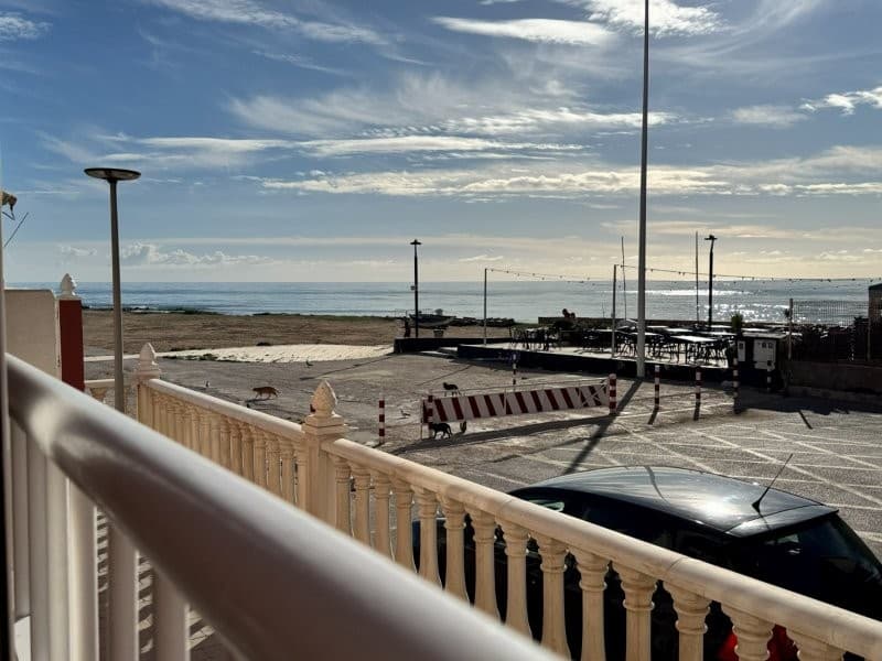 Es una vivienda situada en primera línea de playa, con terraza orientada al sur y vistas al mar. Residencial tranquilo, ideal para vivir o venir de vacaciones.Está situada en la urbanización de Puerto Romano, La Mata. Tiene una superficie de unos 56 metros cuadrados, distribuidos en salón comedor, cocina americana, 2 dormitorios, 1 baño completo, terraza y patio interior.La vivienda está situada en la planta baja del edificio.Renovada y en perfecto estado.LICENCIA TURÍSTICAComunidad: 320 € al añoIBI: 175 €