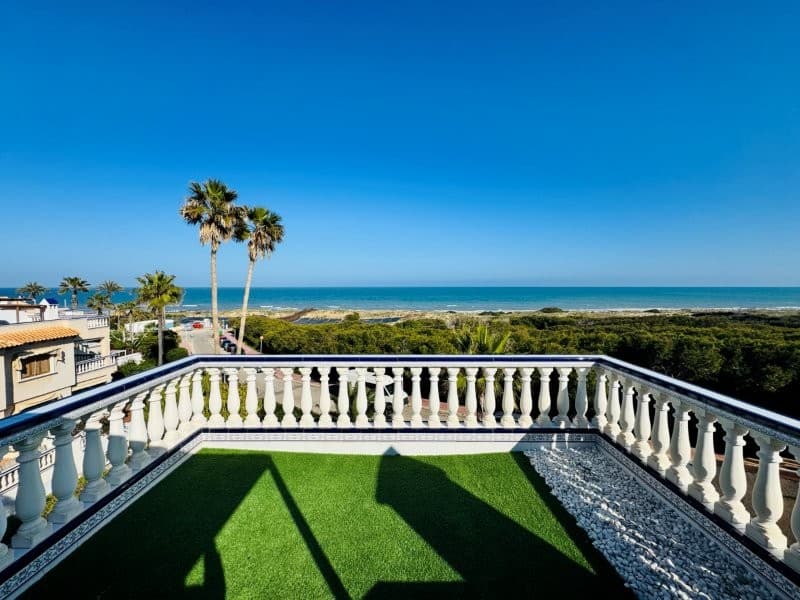 Spektakularny, odnowiony dwupoziomowy apartament na sprzedaż, położony tuż przy plaży, w ekskluzywnej dzielnicy Campo Mar w Guardamar del Segura. Na powierzchni 121 metrów kwadratowych, rozłożonych na dwóch piętrach, posiada dwie przestronne sypialnie, dwie łazienki i dwa tarasy, po jednym na każdym piętrze. Nieruchomość oferuje niezrównane widoki na morze w uprzywilejowanej okolicy. Wyjątkowa okazja, by zamieszkać przy plaży, w jednej z najlepszych dzielnic na wybrzeżu!