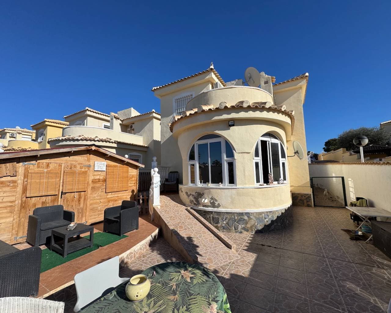 Vakker, romslig villa med tre soverom med vakker hage og solarium.Denne velholdte, sørvestvendte frittstående villaen med tre soverom og to bad ligger i vakre Ciudad Quesada.Villaen har to etasjer, hvor hovedetasjen består av en fin solterrasse med glassgardiner, en romslig stue med både sitte- og spiseplass, et halvåpent kjøkken, et dobbelt soverom med innebygde garderober og et bad.I første etasje finner du ytterligere to doble soverom, begge med egne garderober, et andre bad og tilgang til et vakkert, solfylt solarium.Utvendig ligger huset på en romslig, velholdt tomt med plass til både sitte- og spiseplass. Det er en stor trehytte og rikelig med parkeringsplasser.Villaen ligger rett ved siden av et vakkert felles basseng, det perfekte stedet å kjøle seg ned og slappe av.Eiendommen har klimaanlegg og takvifter. Villaen er delvis møblert.Villaen har en utmerket beliggenhet bare noen få minutters kjøring fra den livlige hovedgaten i Ciudad Quesada, hvor du finner alt du trenger, fra butikker og banker til supermarkeder, barer og restauranter.La Marquesa golfbane ligger bare en kort kjøretur unna, og det samme er naturparken Recorral, med dammer og rasteplasser.De nærmeste strendene finner du kun en 10-minutters kjøretur unna i Guardamar del Segura.