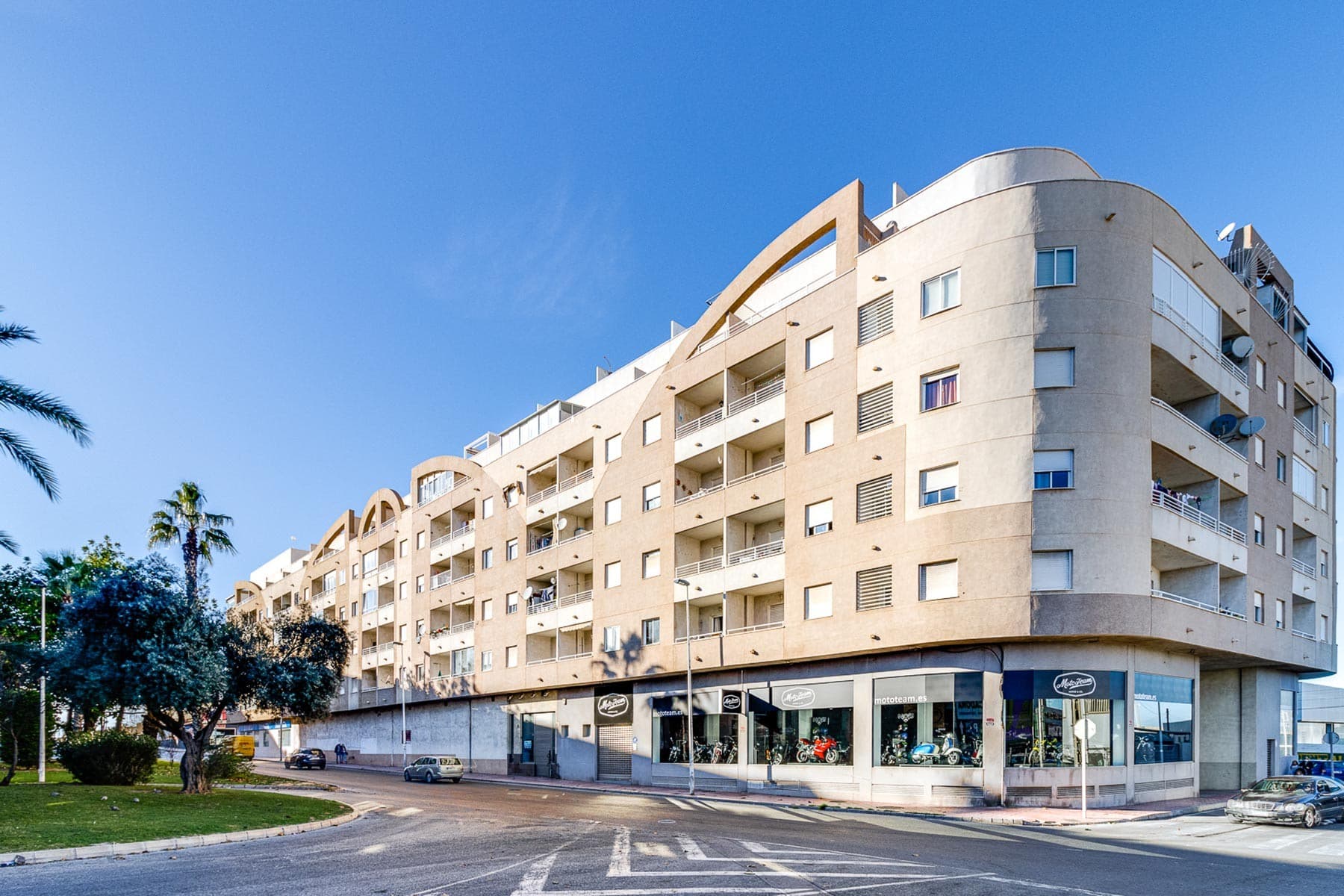 This charming 1-bedroom apartment is located in a prime location in Torrevieja, just a few steps from Parque de las Naciones and surrounded by all the essential services for daily life, such as supermarkets, restaurants, medical centres and public transport. Its strategic location allows you to enjoy the tranquillity of a residential area without giving up the proximity of the vibrant city centre.

 The property, located on the first floor, has been recently renovated and is being sold fully furnished, including air conditioning to ensure maximum comfort at any time of year. Its optimized layout makes the most of the space, creating a cozy and functional environment, ideal for both a permanent residence and as an investment or holiday home.

 The residential complex has a fantastic communal swimming pool located on the rooftop solarium, an exclusive space where you can relax while enjoying the stunning panoramic views of the city and the Mediterranean Sea.

 Just 5 minutes away by car is Playa del Cura, one of the most popular beaches in Torrevieja, known for its golden sand, crystal-clear waters and charming promenade full of bars and restaurants. In addition, within a short drive you can access other emblematic beaches of the Costa Blanca, such as Los Náufragos or La Mata.

 Torrevieja is a vibrant city with an unrivalled leisure offer. From water activities, marinas and local markets to natural parks such as the Lagunas de La Mata and Torrevieja, this destination is perfect for those looking for a Mediterranean lifestyle with all the comforts at their fingertips.

 Don't miss this excellent opportunity to purchase a property in one of the best areas of Torrevieja. Contact us today for more information or to arrange a viewing.