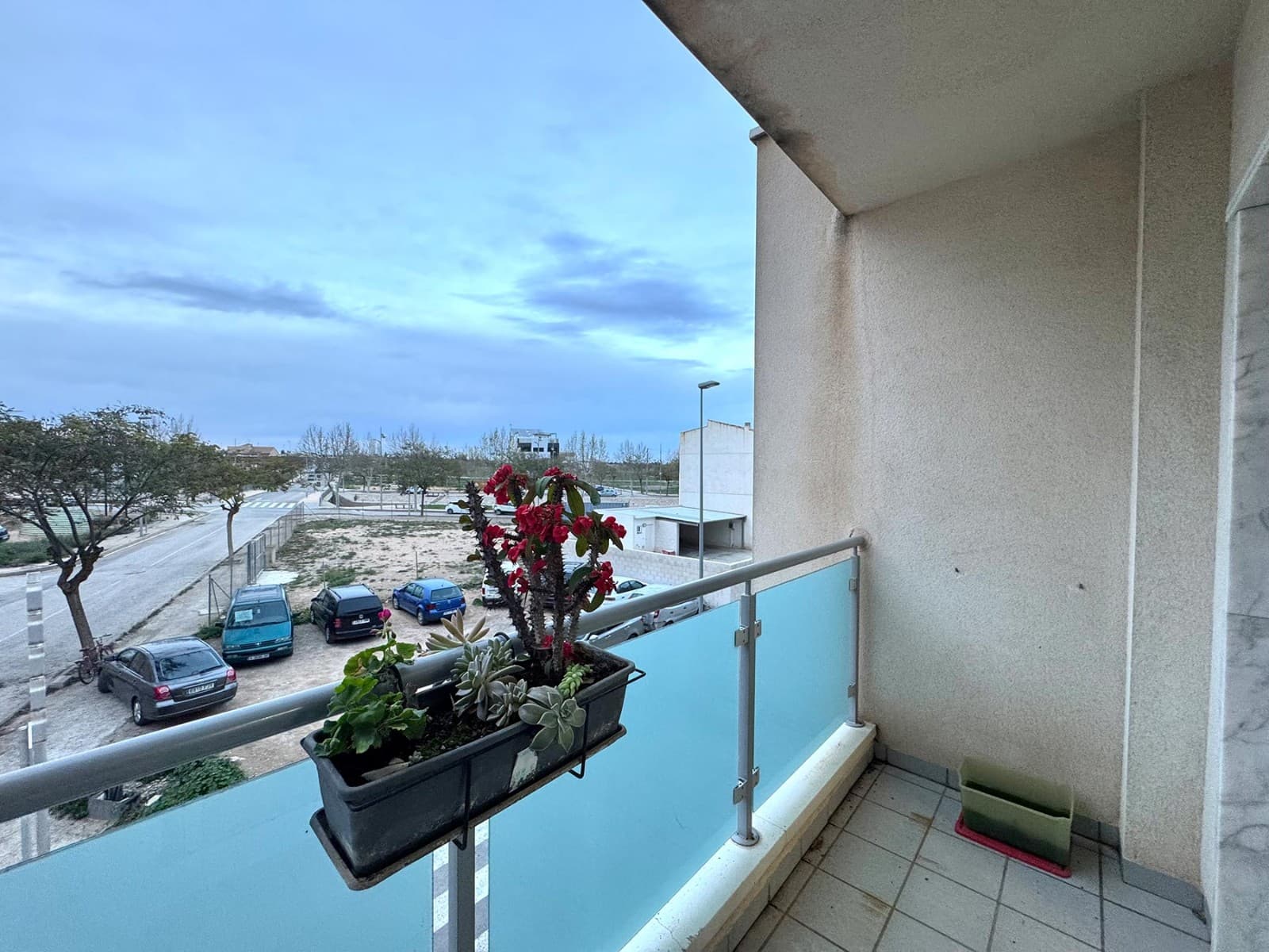 Este acogedor piso en primera planta en Pilar de la Horadada es una excelente oportunidad para quienes buscan comodidad y amplitud en una de las mejores zonas de la Costa Blanca Sur. La vivienda cuenta con 3 dormitorios, perfectos para familias o como inversión, 2 baños completos, una cocina independiente con acceso a un patio privado y un amplio salón-comedor ideal para relajarse o compartir momentos en familia. Además, dispone de plaza de garaje y piscina comunitaria, ofreciendo un extra de comodidad y calidad de vida. Se vende completamente amueblado, listo para entrar a vivir.

Ubicado en una zona tranquila y bien comunicada, el piso se encuentra cerca de comercios, supermercados, colegios y todos los servicios esenciales. Pilar de la Horadada es una localidad con una infraestructura excelente y una ubicación privilegiada, a tan solo 10 minutos en coche de las playas de Torre de la Horadada y Higuericas, conocidas por su arena fina y aguas cristalinas. Además, dispone de fácil acceso a la AP-7 y la N-332, lo que permite llegar al Aeropuerto de Alicante en 45 minutos y al de Murcia en 30 minutos. Para los amantes del golf, el prestigioso Lo Romero Golf está a pocos minutos en coche.

Si buscas un hogar espacioso, bien ubicado y listo para entrar a vivir, ¡contáctanos hoy mismo y agenda tu visita!