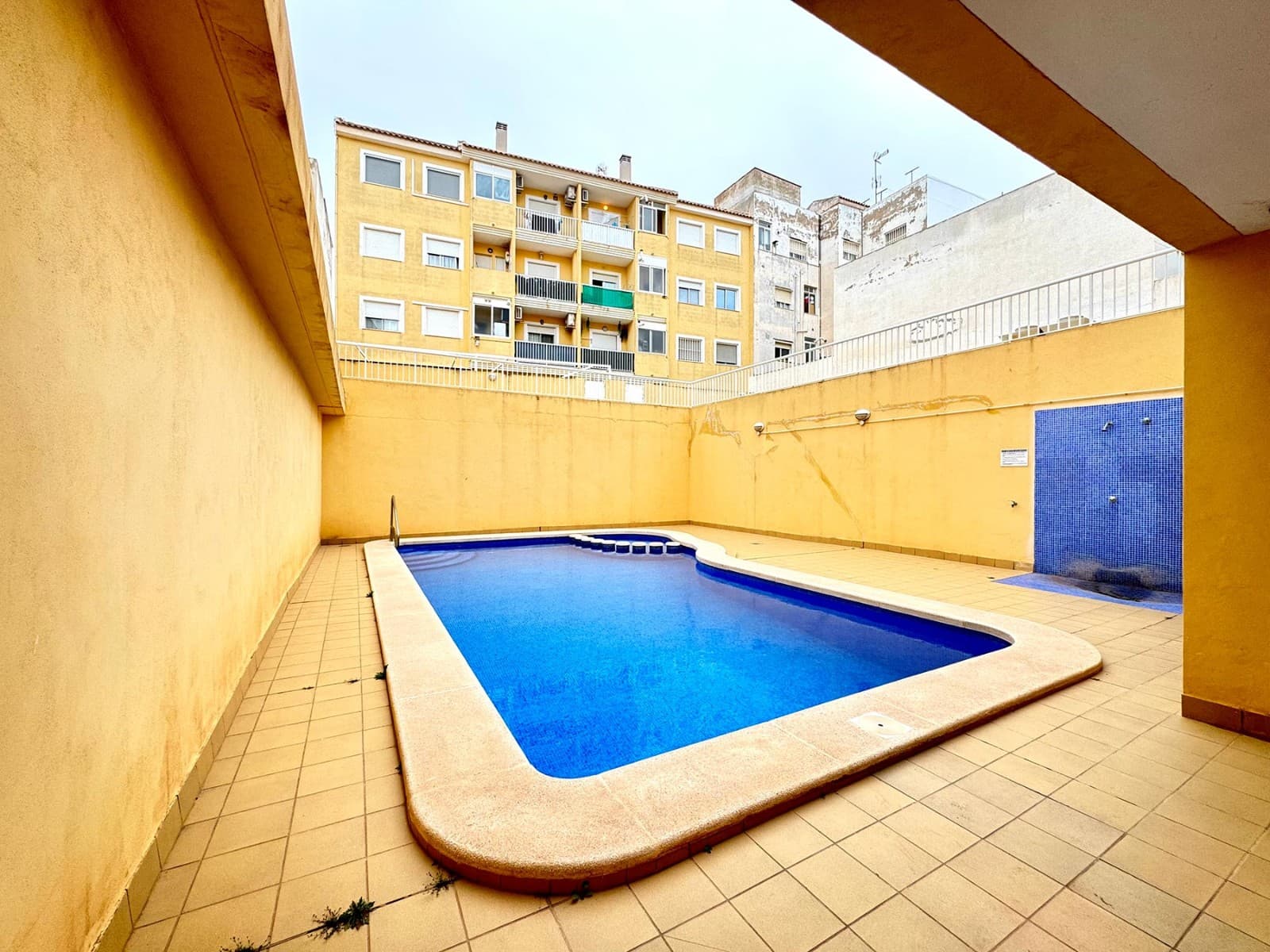 Descubre este amplio y luminoso piso situado en Pilar de la Horadada, en una zona tranquila y a pocos pasos de su avenida principal, donde encontrarás una gran variedad de comercios, restaurantes y todos los servicios esenciales.

La vivienda cuenta con 3 dormitorios, perfectos para familias o como inversión, 2 baños completos, una cocina independiente con acceso a una pequeña galería y un acogedor salón-comedor que ofrece un ambiente cómodo y funcional. Además, dispone de plaza de garaje y acceso a una piscina comunitaria, ideal para disfrutar del clima mediterráneo. El piso está en excelente estado de conservación y se vende sin muebles.

 

Pilar de la Horadada es una localidad con una ubicación privilegiada en la Costa Blanca Sur, a tan solo 10 minutos en coche de las playas de Torre de la Horadada y Higuericas, conocidas por su arena dorada y aguas cristalinas. Además, cuenta con una excelente infraestructura, con colegios, centros médicos, supermercados y zonas deportivas. Para los amantes del golf, Lo Romero Golf se encuentra a solo unos minutos en coche. También ofrece una fácil conexión con la AP-7 y la N-332, permitiendo llegar al Aeropuerto Internacional de Alicante en 45 minutos y al de Murcia en 30 minutos.

 

Si buscas una vivienda lista para entrar a vivir, con todas las comodidades y en una ubicación excelente, ¡contáctanos hoy mismo para más información o para concertar una visita!

