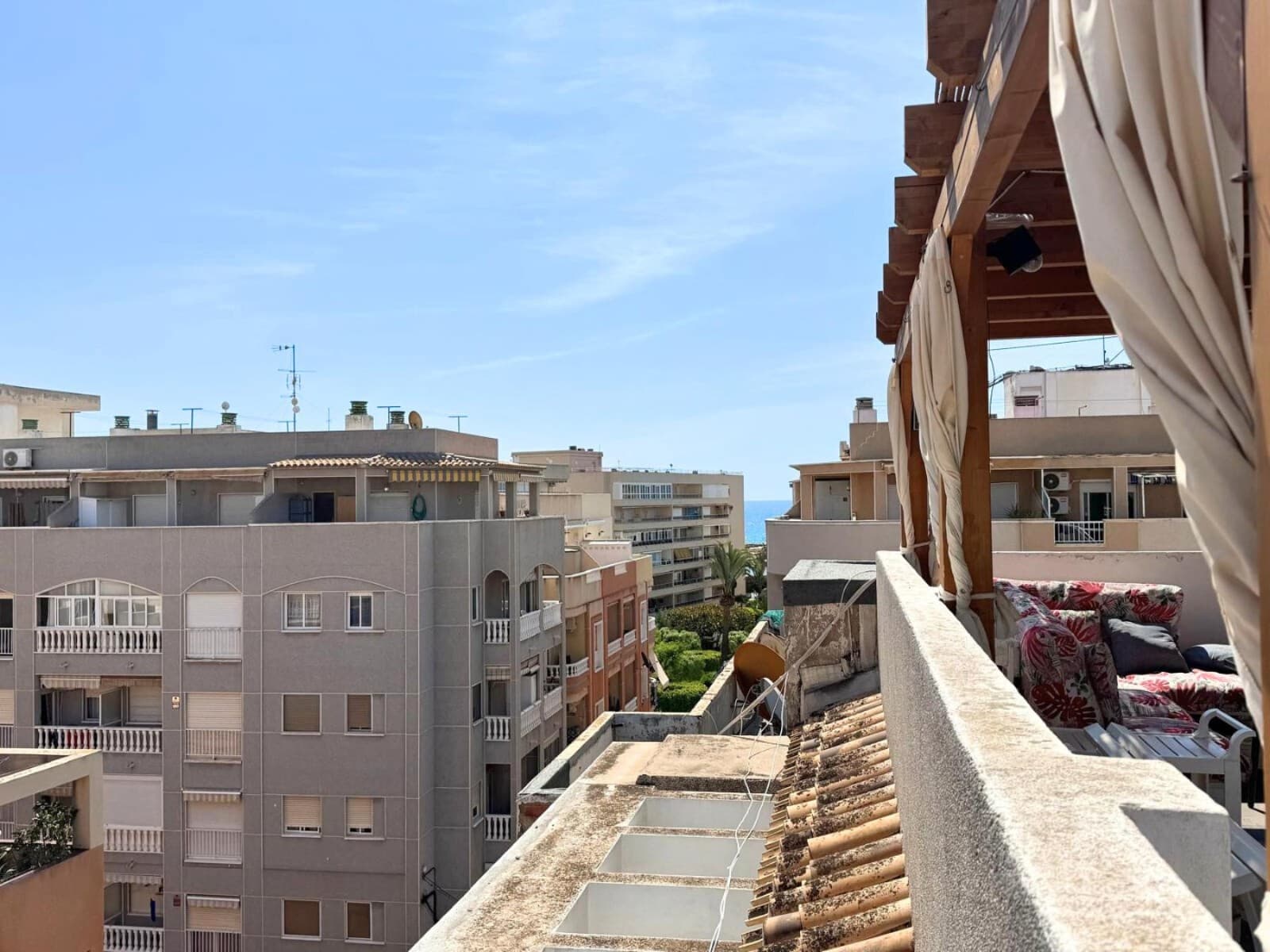 Discover this charming penthouse located on the fifth floor of a residential building in one of the most sought-after areas of Torrevieja , just 400 meters from Playa de Los Locos , one of the most popular and lively beaches in the city. Facing south , this home offers excellent light throughout the day, as well as a spacious terrace where you can enjoy the warm Mediterranean climate.

 The property has 3 bedrooms , 1 full bathroom , 1 toilet , and a practical open-plan kitchen integrated into the living-dining room , which leads out onto a balcony perfect for al fresco breakfasts. In addition, all three bedrooms have direct access to a spectacular private solarium , where there is a built-in barbecue and a jacuzzi , ideal for relaxing, sharing moments with family or friends, and enjoying unobstructed views.

 The penthouse is sold fully furnished , and includes air conditioning and an underground parking space , adding comfort and value to the property.

 Located in a residential area with all services at hand—supermarkets, restaurants, health centers, public transport, and leisure areas—this property is ideal for year-round living or as a second home by the sea on the Costa Blanca .

 Don't miss this opportunity to acquire an exclusive penthouse with large outdoor spaces and in a prime location. Contact us today and schedule your visit!