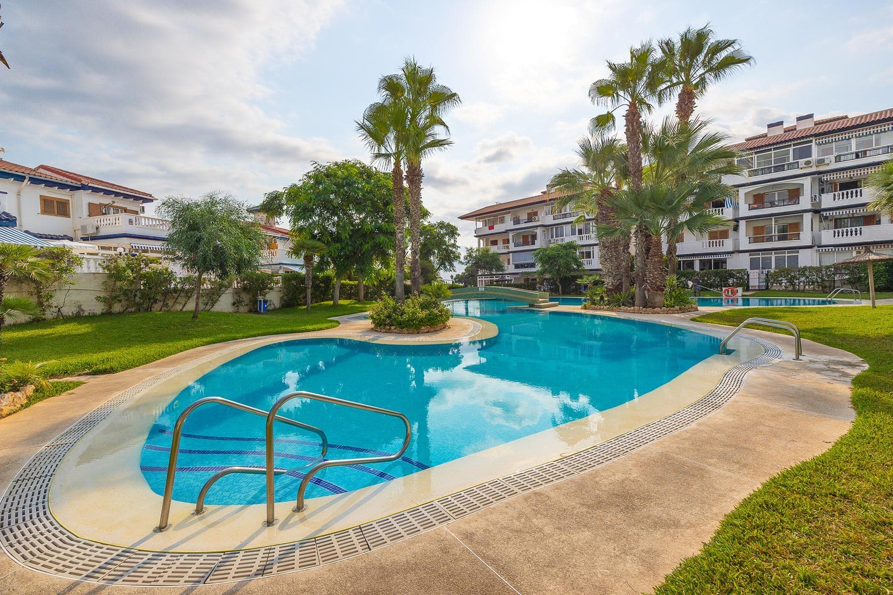 Discover this charming ground floor apartment in Residencial Parquemar III , one of the most sought-after areas of Torrevieja , just steps from the spectacular La Mata Beach , renowned for its fine golden sand and crystal-clear waters.

 The home has 2 bedrooms, 1 bathroom, and a cozy terrace with sea views , perfect for enjoying the Mediterranean climate year-round. It is sold fully furnished and includes an underground parking space , providing added value and extra comfort.

 The Parquemar III residential complex offers spacious green areas and a large communal pool , ideal for relaxing and enjoying time with the family in a quiet and safe environment.

 The location is unbeatable: just minutes away you'll find several prestigious golf courses such as La Marquesa Golf , Villamartín Golf , and Las Ramblas Golf . It also has excellent connections to shopping centers such as Habaneras and La Zenia Boulevard , which offer a wide range of leisure, shopping, and dining options.

 Alicante International Airport is just a 40-minute drive away , making this property a perfect choice as a permanent residence, second home, or investment for holiday rentals on the Costa Blanca.

 Don't miss the opportunity to live by the sea in Torrevieja. Contact us today and discover everything this apartment in Parquemar III has to offer.