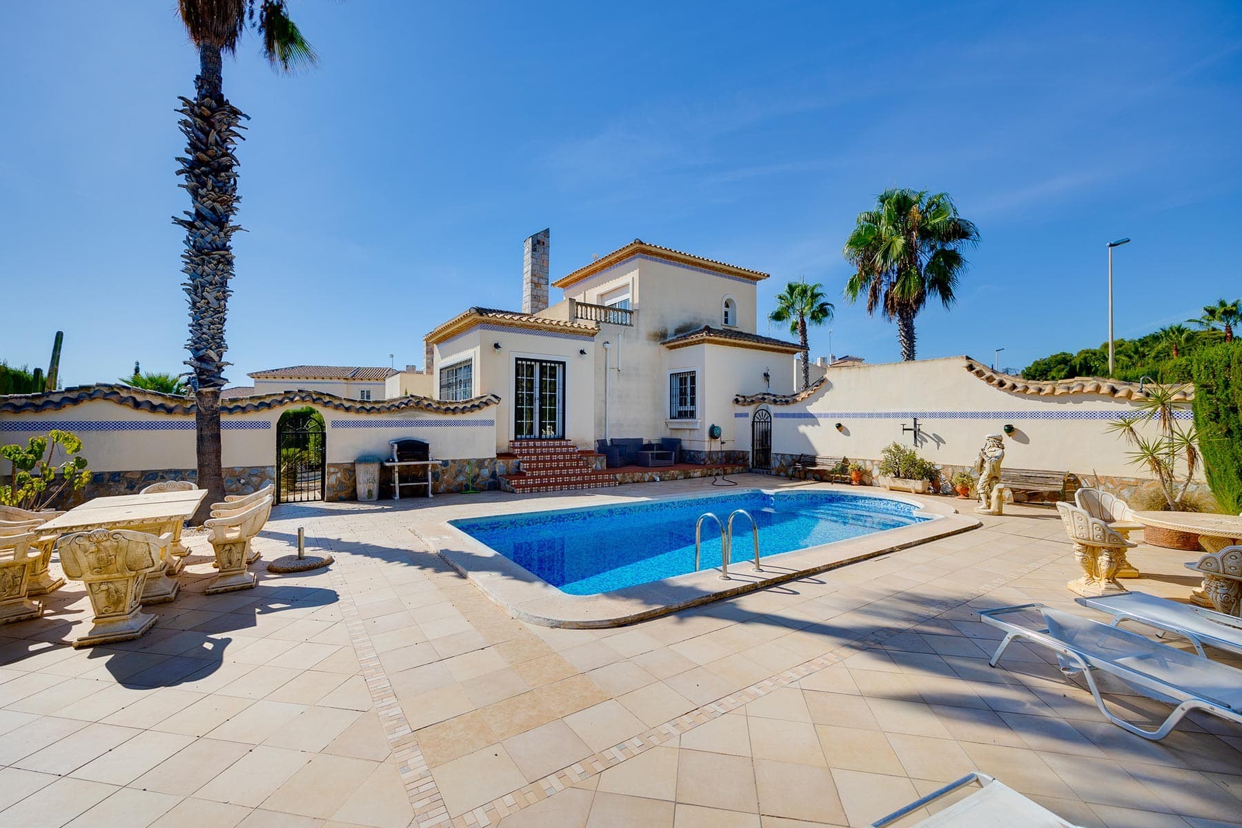 Beautiful detached 3-bedroom villa in a prime location, frontline to Las Ramblas golf course , in Orihuela Costa (Alicante) . A peaceful and natural setting, perfect for golf lovers and those who enjoy the Mediterranean lifestyle , just minutes from the beaches and all amenities.

 The home sits on a spacious 424 m² private plot and features a functional layout that includes 3 bedrooms , 1 full bathroom, 1 guest toilet, a separate kitchen , a large living room, and a dining room. Outside, it features a magnificent private garden with a swimming pool and on-site parking.

 The villa is sold furnished , equipped with air conditioning and ready to move into, making it an ideal opportunity both as a permanent residence or as a second home on the Costa Blanca .

 Its location on Las Ramblas Golf Course guarantees a privileged setting, surrounded by nature and other prestigious golf courses such as Villamartín Golf, Campoamor Golf , and Las Colinas Golf . Furthermore, the beaches of Orihuela Costa , the La Zenia Boulevard shopping center , and a wide range of restaurants, shops, and entertainment venues are just a few minutes away by car. Alicante and Murcia-Corvera airports are less than an hour away, providing excellent connections to the rest of Europe.

 This villa combines location, privacy, and comfort in an incomparable setting. Contact us today to arrange a viewing.