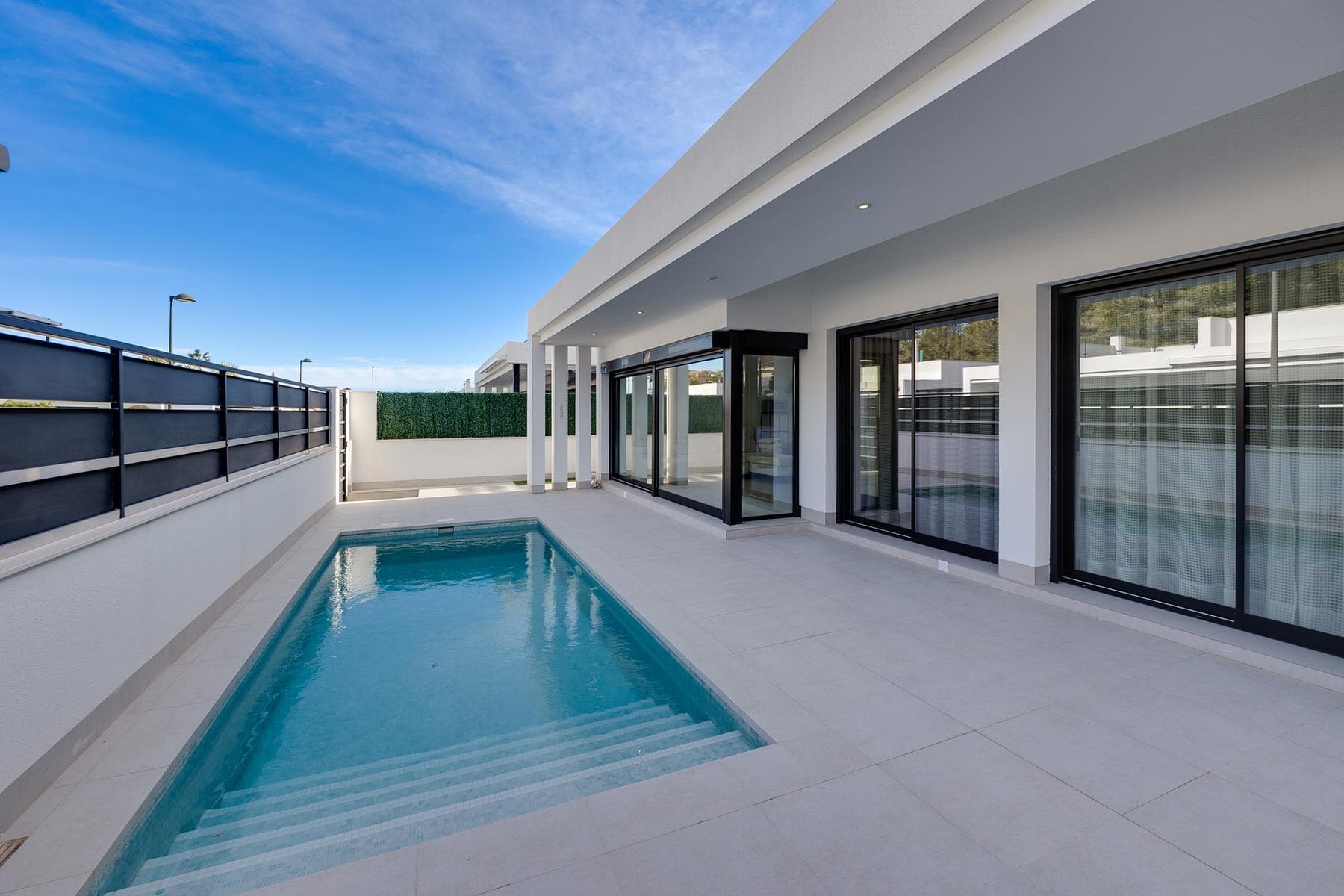 Эта современная отдельно стоящая вилла в Пинар-де-Камповерде — идеальный вариант для тех, кто ищет спокойствия , уединения и подлинного средиземноморского образа жизни в окружении природы, не жертвуя при этом близостью к пляжам, полям для гольфа и необходимым услугам. Построенный на одном уровне на участке площадью 300 м² , дом предлагает удобную и функциональную планировку с 3 спальнями и 2 ванными комнатами , предназначенную для круглогодичного проживания. На территории участка расположены частный бассейн , крытая парковка и впечатляющая частная терраса на крыше , идеально подходящая для отдыха на солнце, создания зоны релаксации или наслаждения приятными вечерами на свежем воздухе. Вилла продается полностью меблированной и оборудованной , включая центральное кондиционирование , что позволит вам въехать с первого дня в условиях максимального комфорта. Светлые помещения и современный дизайн создают уютную и практичную атмосферу, идеально подходящую для постоянного проживания, отдыха или инвестиций. Этот дом расположен в тихом жилом районе, окруженном природой , всего в 5 минутах езды от гольф-поля Lo Romero Golf , одного из самых известных в этом районе, и в 15 минутах от пляжей Торре-де-ла-Орадада , славящихся своим мелким песком, кристально чистой водой и оживленной набережной. Поблизости вы найдете супермаркеты , рестораны , местные удобства и широкий выбор развлечений , а также отличный доступ к основным дорогам и аэропортам. Жизнь в Пинар-де-Камповерде означает наслаждение покоем, солнцем и природой, а также удобством расположения пляжей , полей для гольфа и всех необходимых удобств в непосредственной близости. Свяжитесь с нами сегодня и откройте для себя эту великолепную отдельно стоящую виллу на юге побережья Коста-Бланка .