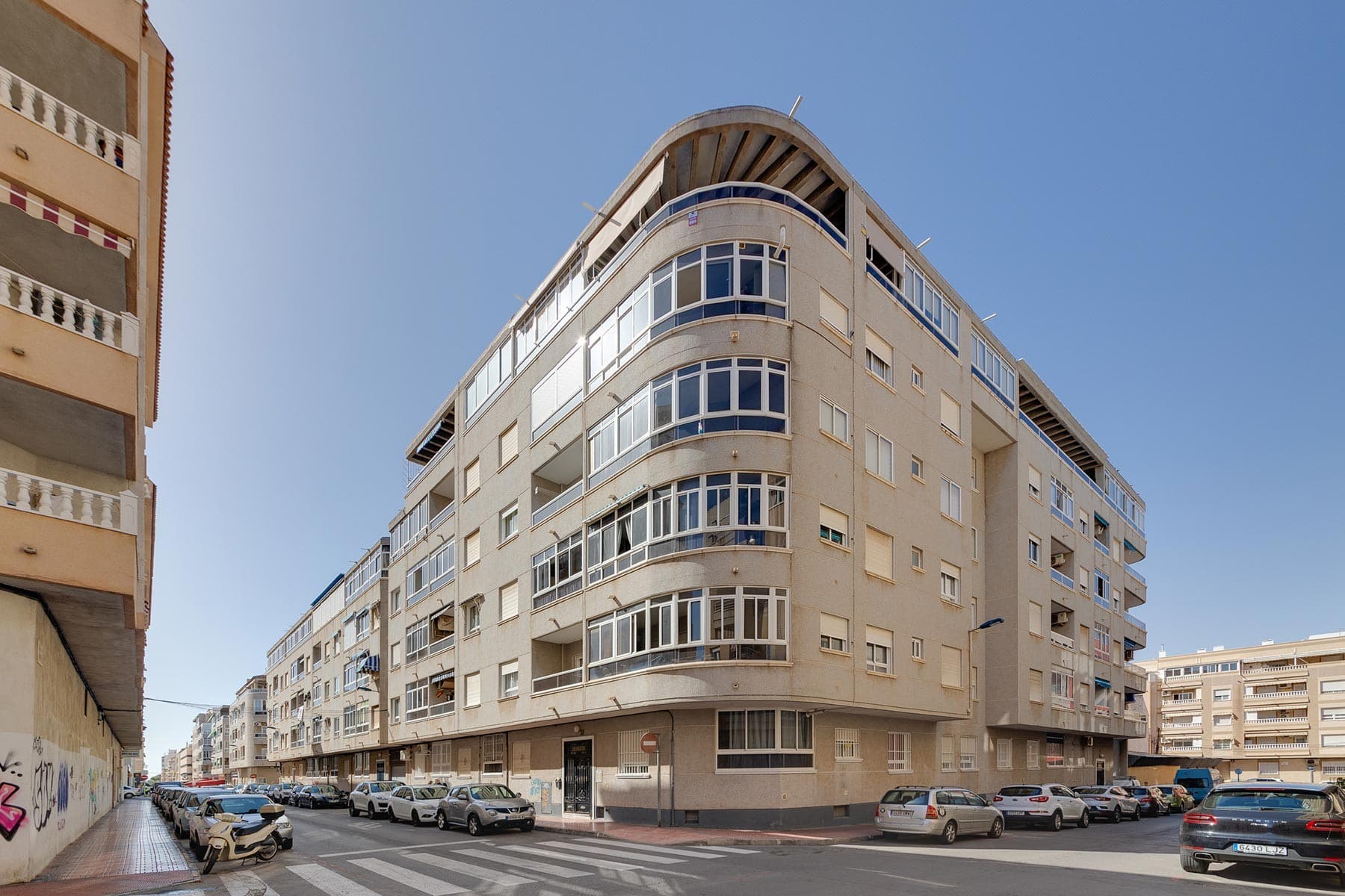Descubre este coqueto apartamento en Torrevieja, una excelente oportunidad para disfrutar del estilo de vida mediterráneo en una de las zonas más demandadas de la Costa Blanca. Gracias a su fantástica ubicación, a menos de 700 metros de la playa, esta vivienda es ideal tanto como residencia habitual, segunda vivienda o inversión para alquiler vacacional.La vivienda dispone de 2 dormitorios y 1 baño, con una distribución cómoda y funcional pensada para aprovechar al máximo cada espacio. Cuenta con una cocina independiente, perfecta para quienes buscan mayor comodidad y organización, además de un luminoso salón con acceso a una agradable terraza, ideal para disfrutar del clima soleado durante todo el año.El apartamento se vende totalmente amueblado y equipado con aire acondicionado, listo para entrar a vivir desde el primer día sin necesidad de reformas ni inversiones adicionales.Ubicado en Torrevieja, tendrás a pocos minutos algunas de las mejores playas de la zona, como Playa del Cura, Playa de Los Locos y Playa de La Mata, además del famoso paseo marítimo, puerto deportivo y una amplia oferta de ocio y restauración. La ciudad cuenta con todos los servicios necesarios durante todo el año, incluyendo supermercados, farmacias, centros médicos, colegios y zonas deportivas.Para los amantes del golf, en los alrededores se encuentran prestigiosos campos como Villamartín Golf, Las Ramblas Golf, Campoamor Golf y La Marquesa Golf, todos a poca distancia en coche. Además, muy cerca podrás disfrutar de centros comerciales como Habaneras Shopping Center y La Zenia Boulevard, uno de los mayores centros comerciales de la provincia de Alicante.La excelente ubicación también permite una rápida conexión con el Aeropuerto de Alicante-Elche, situado a aproximadamente 40 minutos en coche, facilitando el acceso desde cualquier punto de Europa.Este apartamento es una magnífica oportunidad para disfrutar del mar, el sol y todos los servicios de Torrevieja en una vivienda lista para entrar a vivir. Contacta con nosotros y descubre tu próximo hogar en la Costa Blanca.