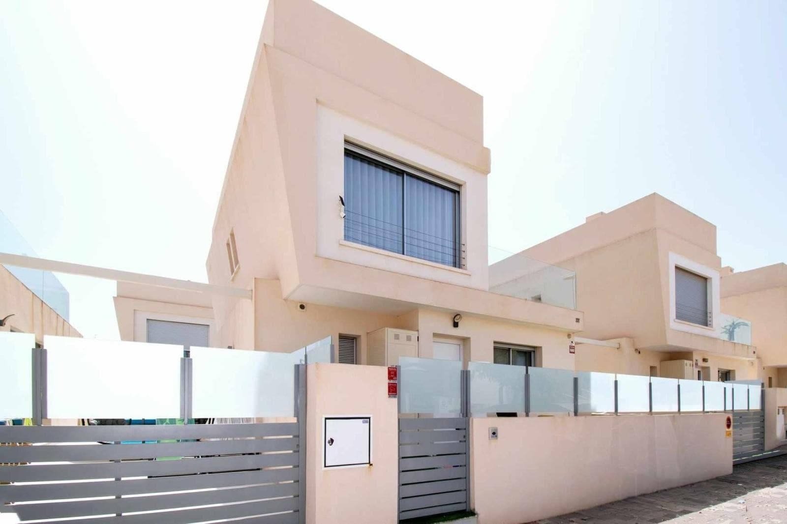 Espléndido chalet moderno construido en 2019, se vende totalmente amueblado y equipado.

Su ubicación es sin duda su punto fuerte: la villa se encuentra en Mil Palmeras, a 300 metros de la playa de arena.

Con 3 dormitorios y 3 baños, la villa cuenta con mucho espacio exterior, no solo en la planta baja, donde hay una piscina privada, sino también en la 1ª planta (terraza) y en la 2ª planta (solárium privado con vistas al mar).

La casa está totalmente climatizada, e incluso puede elegir la temperatura en función de la habitación en la que se encuentre.También puede aparcar su coche en la parcela...

Traducción realizada con la versión gratuita del traductor DeepL.com