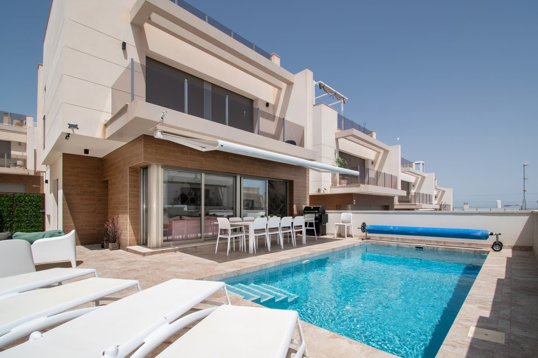 Descubra esta magnífica villa moderna situada en Villamartín, Orihuela Costa, en el corazón de la magnífica Costa Blanca. ¡Un entorno idílico para disfrutar del sol español durante todo el año!

Características principales:

✅ 5 amplios y luminosos dormitorios.

✅ 4 elegantes cuartos de baño, con acabados de alta gama

✅ Piscina privada para disfrutar de momentos de relax en total intimidad

✅ Amplia terraza perfecta para comidas con familiares y amigos

✅ Decoración original y con estilo, que combina confort y modernidad

✅ Se vende totalmente amueblado y equipado, listo para entrar a vivir

✅ Historial de rentabilidad de alquiler muy atractivo, ideal para una inversión

Enclavada en una zona muy solicitada, esta villa ofrece un entorno de vida excepcional cerca de playas, campos de golf y servicios. Ya sea como residencia principal, casa de vacaciones o inversión de alquiler, ¡esta propiedad es una oportunidad que no debe perderse!

Póngase en contacto con nosotros para más información o para concertar una visita.

Traducción realizada con la versión gratuita del traductor DeepL.com