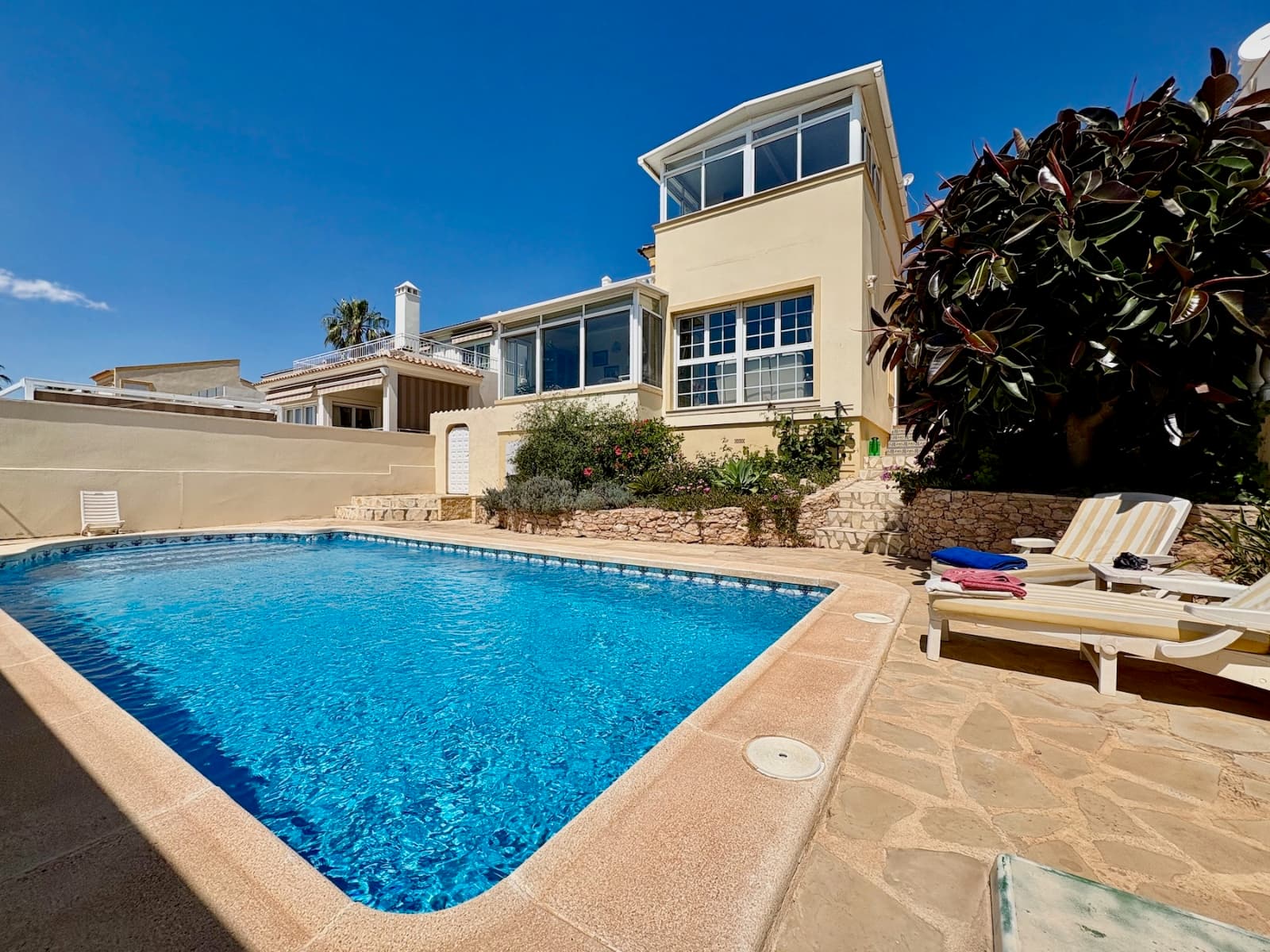 Mediterranean Charm in the Heart of Villamartín

Located in the exclusive residential complex “RIOJA”, within the Villamartín Golf Course, in the municipality of Orihuela, this bright “Brisas”-type home harmoniously combines comfort, Mediterranean design, and outdoor living.



Spread over two floors connected by an internal staircase, the property offers a usable area of 137.08 m² and a built area of 160 m². Its smart layout includes various rooms and amenities ensuring both functionality and comfort. On the upper floor, the studio provides a versatile space ideal for working, relaxing, or using as a third bedroom.



Its generous outdoor areas stand out: a main terrace, perfect for enjoying the area's mild climate; a glazed terrace that extends the living room outdoors; and a spacious entrance hall that welcomes with openness and elegance.

The true heart of the home is its private 245 m² garden, featuring an individual swimming pool—perfect for leisure, peace, or social gatherings. The plot's south-facing façade ensures brightness throughout the day, and even offers sea views over the pine forest located directly in front of the house.



Living in Villamartín Golf Course

Villamartín is much more than a golf course—it's one of the most sought-after residential areas on the Costa Blanca. Surrounded by nature, services, shopping centers, and restaurants, it offers a peaceful yet well-connected setting, ideal for both permanent living and holiday stays. The prestigious 18-hole golf course, its green views, and the international atmosphere create a relaxed, active, and exclusive lifestyle.

