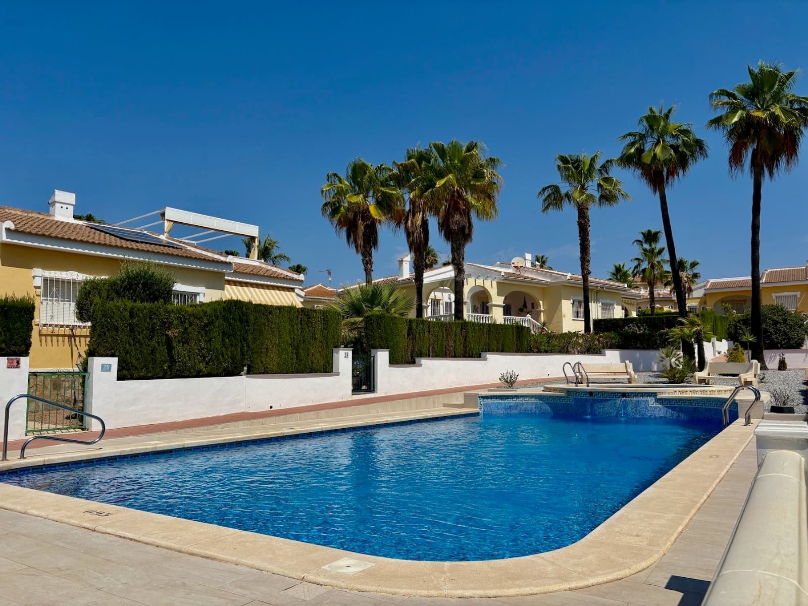 We present this charming ground floor detached villa located in the well-known and sought-after area of Plaza la Fiestain Ciudad Quesada (Rojales), within the private and gated residential community Conjunto Romeo – a peaceful, secure and family-friendly environment.

The property sits on a 253 m² plot, with a built area of 85 m² all on one level. It includes a 17 m² patio and a spacious 151 m² private garden, perfect for enjoying the outdoors, the Mediterranean sun or creating your own leisure and barbecue area.



The home is sold fully furnished and equipped with electrical appliances, ready to move into. It also features air conditioning for year-round comfort.



A great advantage is its location right next to the communal pool, which is shared by very few neighbours – ensuring privacy and low maintenance.



Ciudad Quesada – Plaza la Fiesta is a highly valued residential area due to its proximity to all services: supermarkets, restaurants, pharmacies, medical centre, banks and green areas. It's also just a short drive from the beaches of Guardamar, La Marquesa Golf course, and has excellent road connections to Alicante and Torrevieja.



An ideal opportunity to live all year round, enjoy your holidays or invest in a high-demand area.



Contact us for more information or to arrange a viewing!

