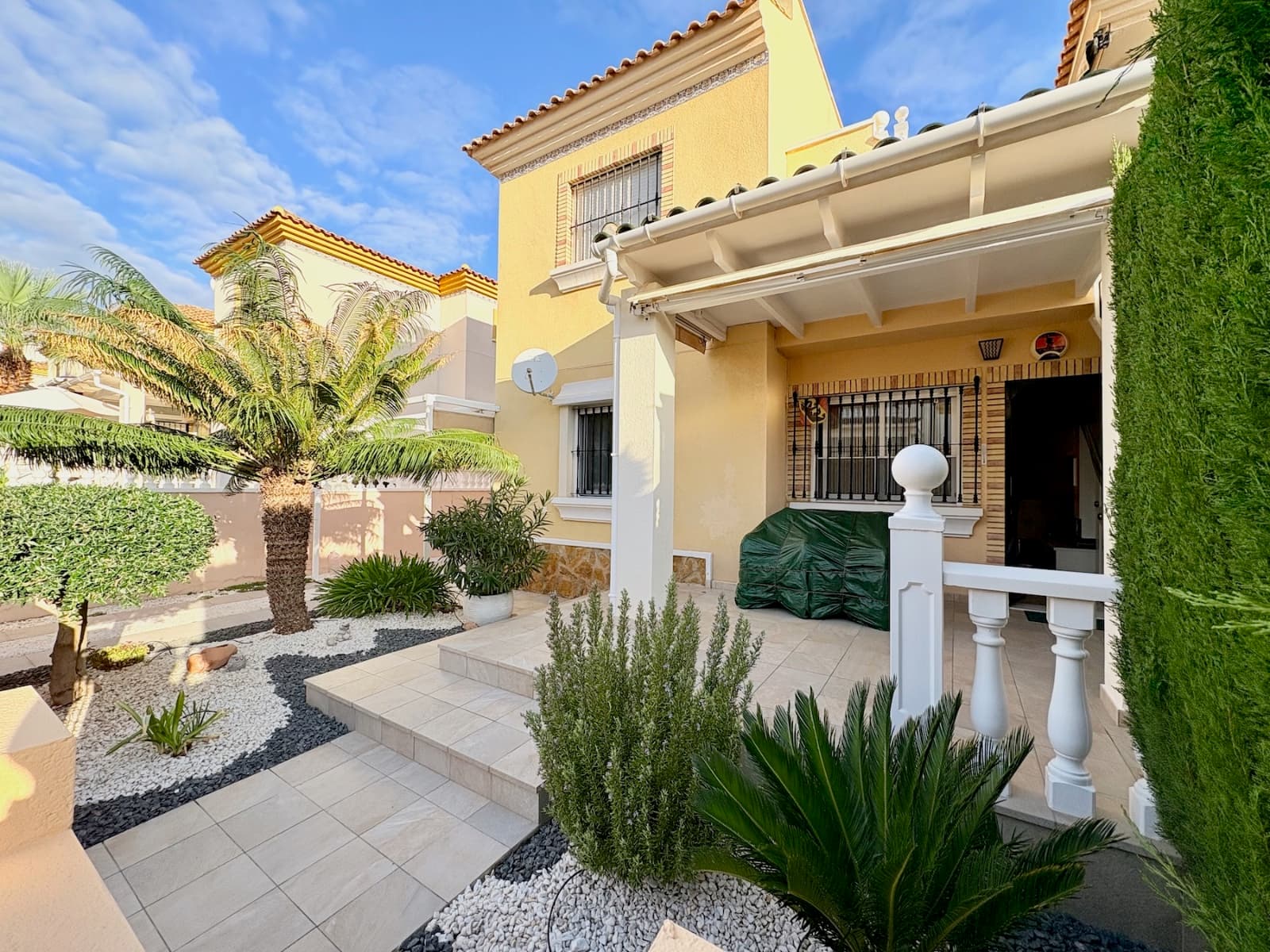 We present this delightful single-storey home, model “Lucía”, located in the prestigious residential complex Brisas y Golf III, in one of the most sought-after areas of Los Dolses – Villamartín, Orihuela Costa.

The property is distributed on one level, offering comfort and a practical Mediterranean lifestyle. It features a built area of 58.46 m² and a living area of 50.94 m², perfectly designed to make the most of every space.

The exterior invites you to enjoy the Mediterranean climate all year round, with a spacious open terrace of 8.83 m² and a private garden of more than 62 m², perfect for relaxing, sunbathing or enjoying outdoor meals.

The home is set within a peaceful, well-maintained community surrounded by greenery and a pleasant residential atmosphere.

Living in Los Dolses – Villamartín: Quality of Life by the Sea



The Los Dolses area in Villamartín (Orihuela Costa) is one of the most attractive locations in southern Alicante. Just a few minutes away you’ll find the beaches of La Zenia, Cabo Roig and Playa Flamenca, all known for their crystal-clear waters and excellent facilities.



Golf enthusiasts can choose between several prestigious courses such as Villamartín Golf, Las Ramblas, and Campoamor Golf, all less than 10 minutes’ drive away.

The popular Zenia Boulevard shopping centre, with over 150 shops, restaurants and leisure areas, is also nearby, along with supermarkets, international schools and healthcare services.



Los Dolses perfectly combines a peaceful residential atmosphere with proximity to all amenities, making it an ideal location for year-round living or a Mediterranean holiday home.

