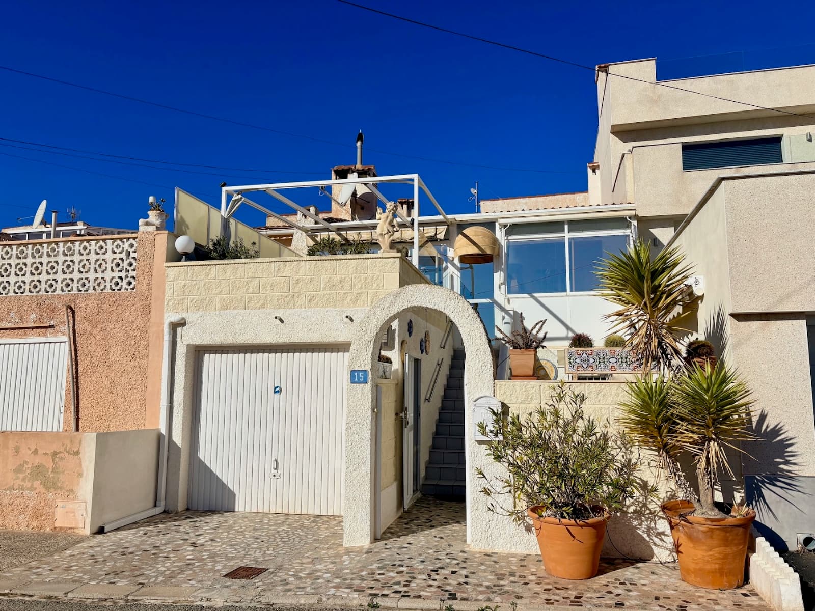 If you are looking for a property that combines the convenience of single-story living with breathtaking views that reach the blue horizon, this bungalow in the exclusive area of Torrejón de San Bruno is for you.Unique and Functional Spaces:70 sqm Living Area: Accessed via an external staircase, ensuring privacy and an elevated position to enjoy the landscape.Sea Views: Thanks to its high location, you can enjoy clear views all the way to the Mediterranean Sea on the horizon.Outdoor Space and Storage: Includes a front garden and a private closed garage (totaling 40 sqm). Additionally, there is a massive storage room underneath the house that covers almost the entire footprint—a rare and valuable extra space in this area.Move-in Ready: The property is sold fully furnished and equipped with appliances.Why Choose Torrejón de San Bruno? Living here means tranquility and exclusivity. You will enjoy being close to La Marquesa Golf, top-tier international dining, and the advantage of being just 10 minutes from the sandy beaches of Guardamar. The Rojales Aquapark is a fun water park that can be reached in a few minutes.It is a strategic location that combines residential peace with quick access to all modern amenities.