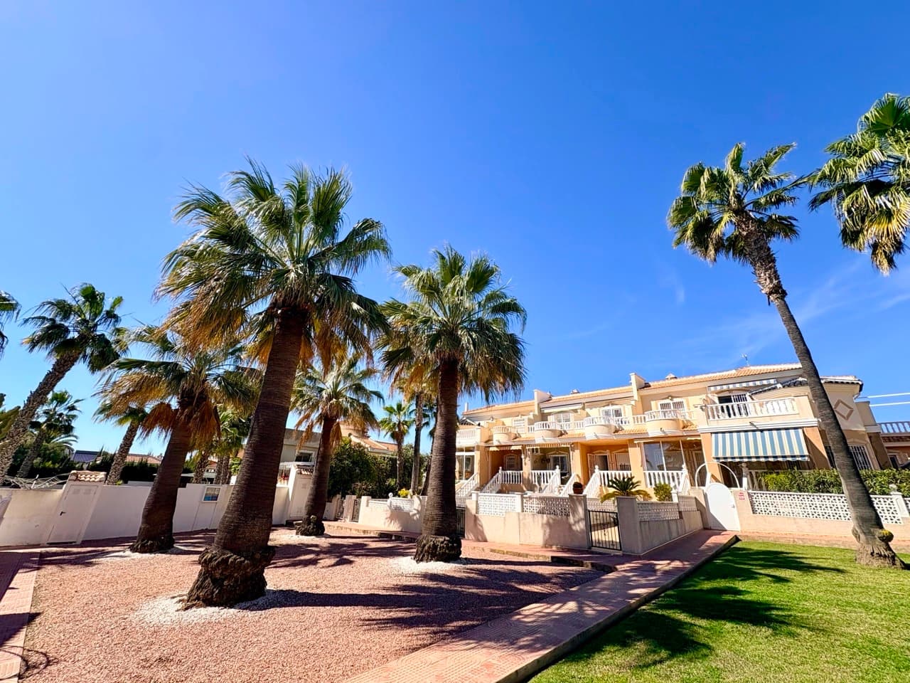 For sale: this charming bungalow (Unit 22, model FORTUNA), located in the quiet and established Urbanización La Fiesta II, in Doña Pepa, Ciudad Quesada (Rojales, Alicante).This is a two-story duplex with a total built area of 80.62 m², featuring a 50 m² private garden and a practical 20 m² private porch, perfect for off-street parking.Layout:Ground Floor: Spacious living-dining room, independent kitchen, guest toilet, and direct access to the private garden.Top Floor: 2 bright bedrooms and 1 full bathroom with a bathtub.The private garden provides access to the communal area and swimming pool, perfect for cooling off on warm Costa Blanca days. The covered porch offers a very practical and comfortable extra space.The property is sold fully furnished and equipped with appliances, so you only need to bring your suitcases to start enjoying the Mediterranean lifestyle.Located in a highly sought-after residential area with an international atmosphere, close to all Ciudad Quesada services (supermarkets, restaurants, golf, medical centers) and only 10-15 minutes from the beaches of Guardamar and Torrevieja.Ideal for year-round living or as a vacation rental investment.Would you like to see it? Contact me and I will show you this charming corner in La Fiesta II!