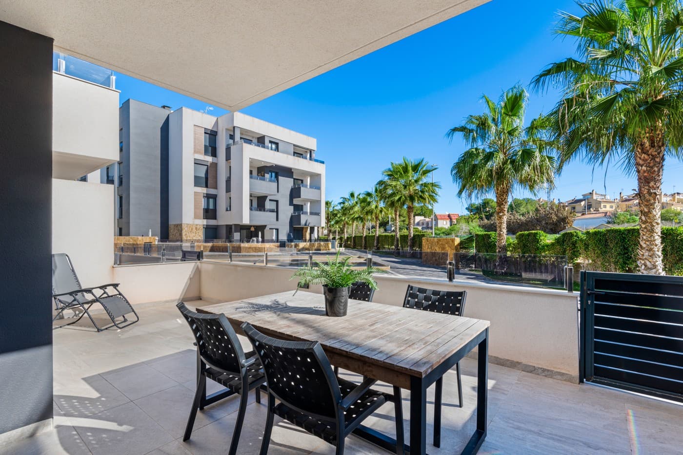 Este apartamento en planta baja, completamente amueblado y con 2 dormitorios, es mucho más que una simple propiedad: es una casa de vacaciones lista para alquilar con un excelente potencial de rentabilidad. Construido en 2022 y estratégicamente ubicado para alquileres sin complicaciones, le permite generar ingresos desde el primer día.

Con 73 m² de superficie habitable y una amplia terraza de 37 m², este apartamento ofrece el equilibrio perfecto entre comodidad y conveniencia. Su distribución es ideal para familias y grupos de amigos, con 2 dormitorios, 2 baños y un sofá cama en la sala de estar. Los huéspedes disfrutarán de la proximidad a los comercios, incluido un supermercado Aldi a solo 750 metros, perfecto para empezar el día con pan recién horneado.

Además, una plaza de aparcamiento subterránea ofrece mayor comodidad para quienes lleguen con coche de alquiler. Todo esto por 255.000 €, completamente amueblado. Una inversión sin preocupaciones en una región muy demandada por turistas y arrendamientos vacacionales.

Invertir con inteligencia. Alquilar rápido. Relajarse siempre.