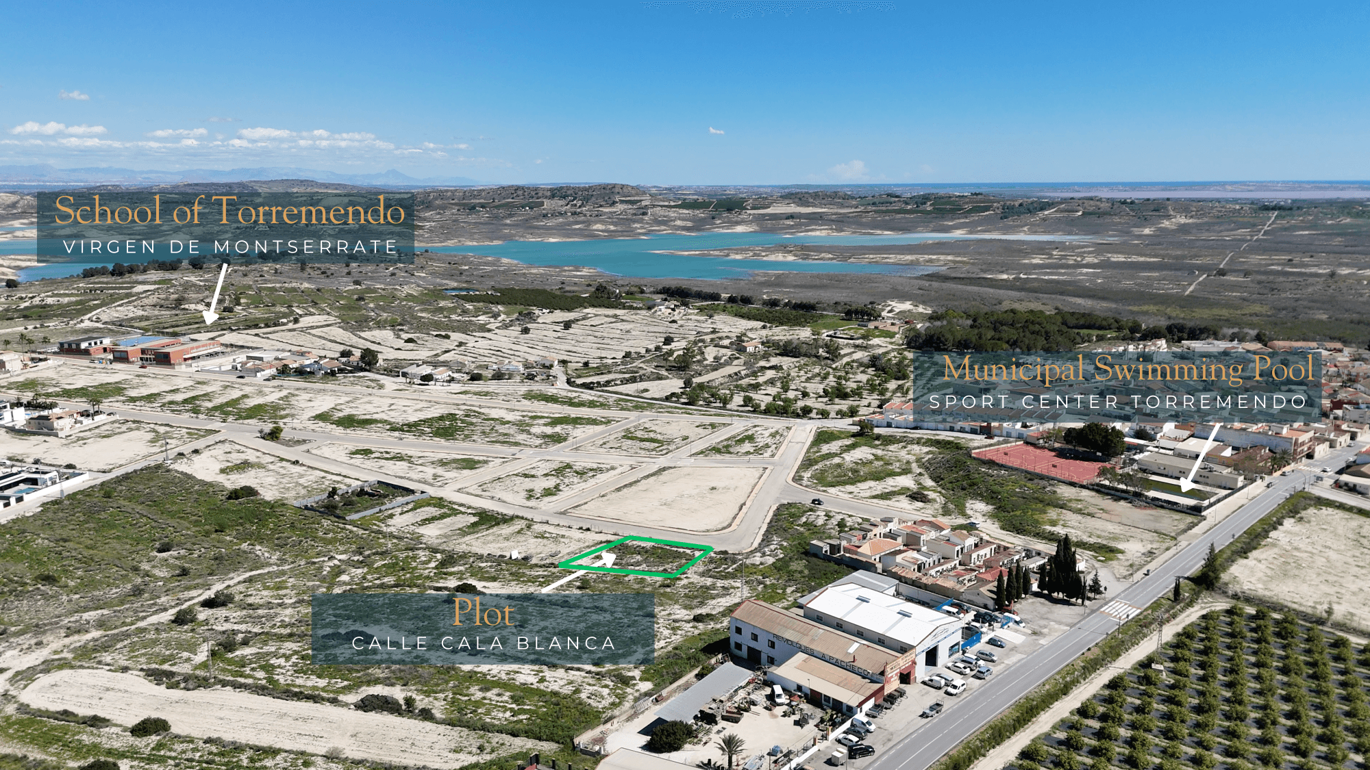 En un encantador y pequeño pueblo del sur de la Costa Blanca, entre San Miguel de Salinas y Orihuela, se encuentra esta parcela de 851,30 m². A pocos pasos del pintoresco centro del pueblo con sus bares y restaurantes locales, una escuela, una gran piscina municipal exterior climatizada, y a tan solo 20 minutos de las playas de arena de Torrevieja, El Mojón y Torre de la Horadada en el Mar Mediterráneo.

Especificaciones:

✅ Parcela: 851,30 m²

✅ Posibilidad de construir una villa independiente de hasta 317,11 m², distribuidos en 2 plantas (planta baja máx. 255,39 m²)

✅ Altura máxima: sótano + planta baja + planta alta (7,50 m sobre el nivel del suelo)

✅ Permiso para construir una piscina privada

✅ Cerca del precioso embalse de Torremendo

✅ Servicios en trámite (electricidad, agua, alcantarillado…)

✅ Información urbanística y certificado del terreno disponibles

✅ Planos de arquitecto con diseño de vivienda disponibles opcionalmenteNo dude en ponerse en contacto con nosotros para más información o concertar una visita.