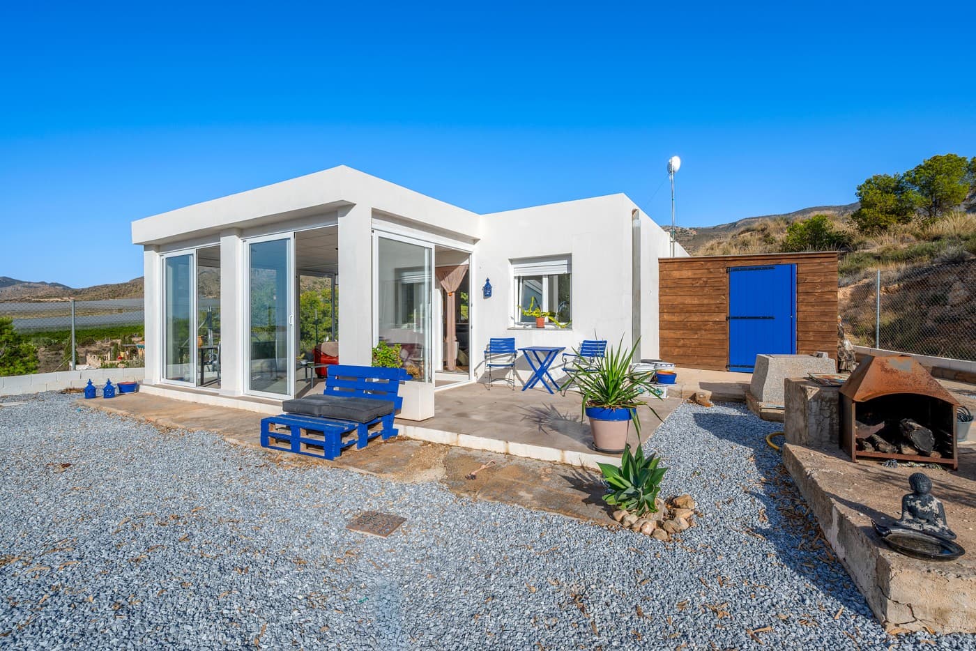 Moderne finca med gjestehus og fjellutsikt – CrevillentePå en tomt på 2.400 m² ligger denne vakkert renoverte, moderne finca som kombinerer komfort, privatliv og fantastisk fjellutsikt.Hovedhuset har et romslig hovedsoverom, et ekstra rom ideelt som kontor eller gjesterom, og et moderne bad med separat dusj og toalett.Det åpne kjøkkenet henger sammen med stue og spisestue, og skaper en lys og innbydende atmosfære. Nyt komfort året rundt med aircondition om sommeren og vedovner i stuen og på den innglassede terrassen for koselige vinterdager.Eiendommen har egne vanntanker og en lettstelt hage som leder til et moderne gjestehus – et studio med eget kjøkken og bad, perfekt for besøkende eller utleie.Den romslige tomten har også plass til å bygge et privat basseng, noe som øker både verdien og livskvaliteten.Beliggenheten er kun få minutter fra supermarkeder, restauranter og hovedveier, og tilbyr fredelig landliv uten å gi avkall på bekvemmelighet.Hovedfakta:2.400 m² tomtFullstendig renovert, innflytningsklar2 soverom + separat gjestehus2 bad (hovedhus + gjestehus)Åpen kjøkken- og stueløsningVedovner & airconditionPrivate vanntankerPlass til bassengFjellutsikt & enkel tilgang til fasiliteterBeliggenhet: Crevillente, AlicanteVed foten av Sierra de Crevillente-fjellene kombinerer denne sjarmerende byen tradisjonell spansk kultur med naturlig skjønnhet. Med sine naturskjønne turstier, vennlige lokalsamfunn og gode transportforbindelser er Crevillente et ideelt sted for deg som søker ro og autentisitet nær Costa Blanca.