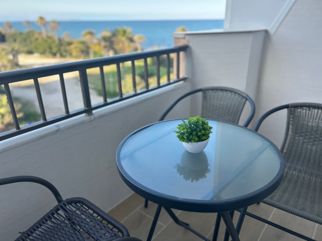 Apartamento de Lujo con Vista al Mar – Cabo Cervera, TorreviejaUbicación: Cabo Cervera, Torrevieja – a solo unos pasos de la playa de La Mata¿Sueñas con un apartamento frente al mar? ¡Esta oferta es para ti!Se vende un apartamento completamente reformado, con impresionantes vistas panorámicas al Mar Mediterráneo, ubicado en una de las zonas más deseadas de la Costa Blanca – Cabo Cervera, junto a la famosa playa de La Mata.Detalles de la Propiedad:Superficie: 37 m²Dormitorio: 1 dormitorio espaciosoBaño: 1 baño modernoPlanta: 2ª planta con ascensorPlaza de aparcamiento privada en urbanización cerradaTrastero: 12 m²Acceso a piscina cercana (con una cuota simbólica)Vistas panorámicas al marTotalmente amueblado y equipado – listo para vivir o alquilar¿Por qué esta propiedad es ideal?Ubicación privilegiada – a pocos minutos de una de las mejores playas de la zona: La Mata(2,5 km de arena dorada, paseo marítimo con bares y restaurantes)Inversión perfecta – alta demanda turística de Polonia, Reino Unido, Escandinavia y EspañaCerca de atracciones – parques naturales, dunas, senderos, lagunas rosas, parques acuáticos, campos de golf, restaurantes, tiendas, karts, equitación, y mucho másA solo 40 km del aeropuerto de Alicante-Elche – acceso rápido y cómodo¡No pierdas esta oportunidad! El apartamento está listo para vivir o generar ingresos por alquiler desde el primer día.Una inversión ideal en la costa soleada de España.