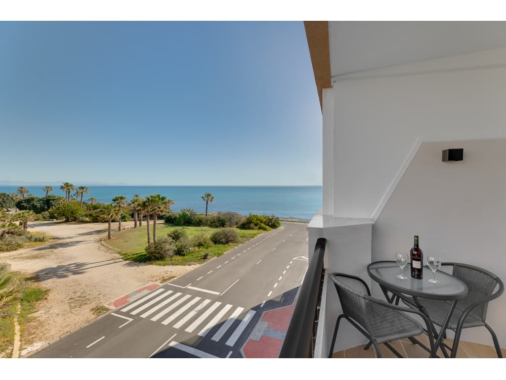 Apartamento de Lujo con Vista al Mar – Cabo Cervera, TorreviejaUbicación: Cabo Cervera, Torrevieja – a solo unos pasos de la playa de La Mata¿Sueñas con un apartamento frente al mar? ¡Esta oferta es para ti!Se vende un apartamento completamente reformado, con impresionantes vistas panorámicas al Mar Mediterráneo, ubicado en una de las zonas más deseadas de la Costa Blanca – Cabo Cervera, junto a la famosa playa de La Mata.Detalles de la Propiedad:Superficie: 37 m²Dormitorio: 1 dormitorio espaciosoBaño: 1 baño modernoPlanta: 2ª planta con ascensorPlaza de aparcamiento privada en urbanización cerradaTrastero: 12 m²Acceso a piscina cercana (con una cuota simbólica)Vistas panorámicas al marTotalmente amueblado y equipado – listo para vivir o alquilar¿Por qué esta propiedad es ideal?Ubicación privilegiada – a pocos minutos de una de las mejores playas de la zona: La Mata(2,5 km de arena dorada, paseo marítimo con bares y restaurantes)Inversión perfecta – alta demanda turística de Polonia, Reino Unido, Escandinavia y EspañaCerca de atracciones – parques naturales, dunas, senderos, lagunas rosas, parques acuáticos, campos de golf, restaurantes, tiendas, karts, equitación, y mucho másA solo 40 km del aeropuerto de Alicante-Elche – acceso rápido y cómodo¡No pierdas esta oportunidad! El apartamento está listo para vivir o generar ingresos por alquiler desde el primer día.Una inversión ideal en la costa soleada de España.